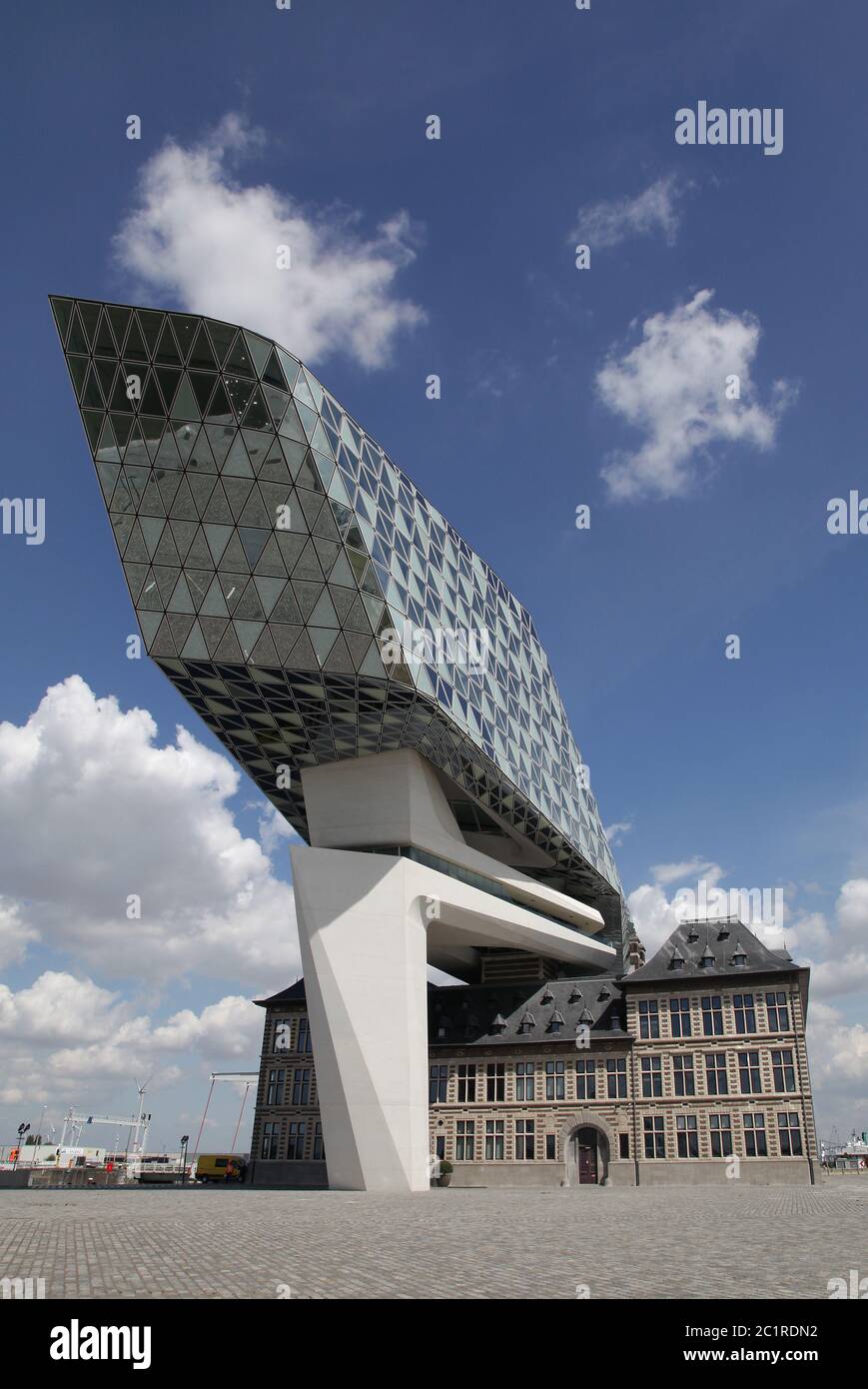 L'edificio dell'autorità portuale o Havenhuis ad Anversa, Belgio, completato nel 2016. Dall'architetto britannico Dame Zaha Mohammad Hadid (1950-2016) Foto Stock