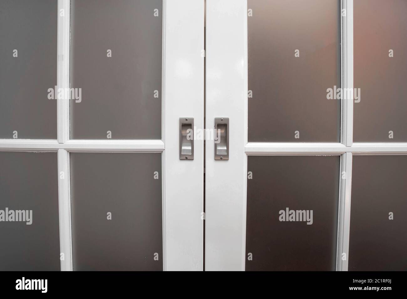 vetro scorrevole e porta in legno primo piano, design vintage home concept background Foto Stock