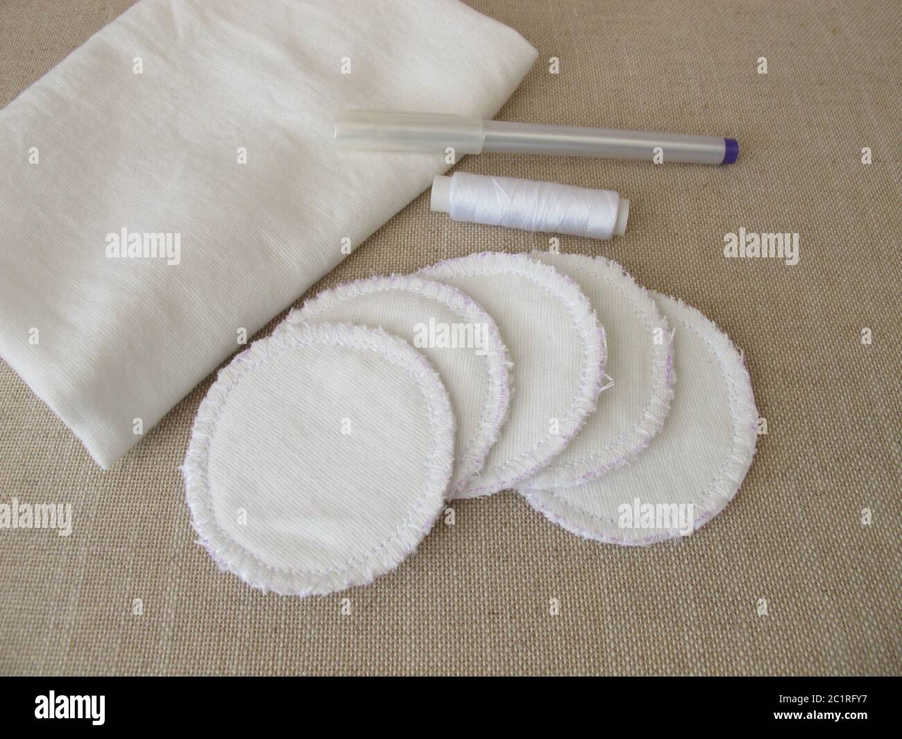 Tamponi in cotone autoscuciti, riutilizzabili e lavabili - tamponi per la rimozione del trucco per la pulizia del viso Foto Stock