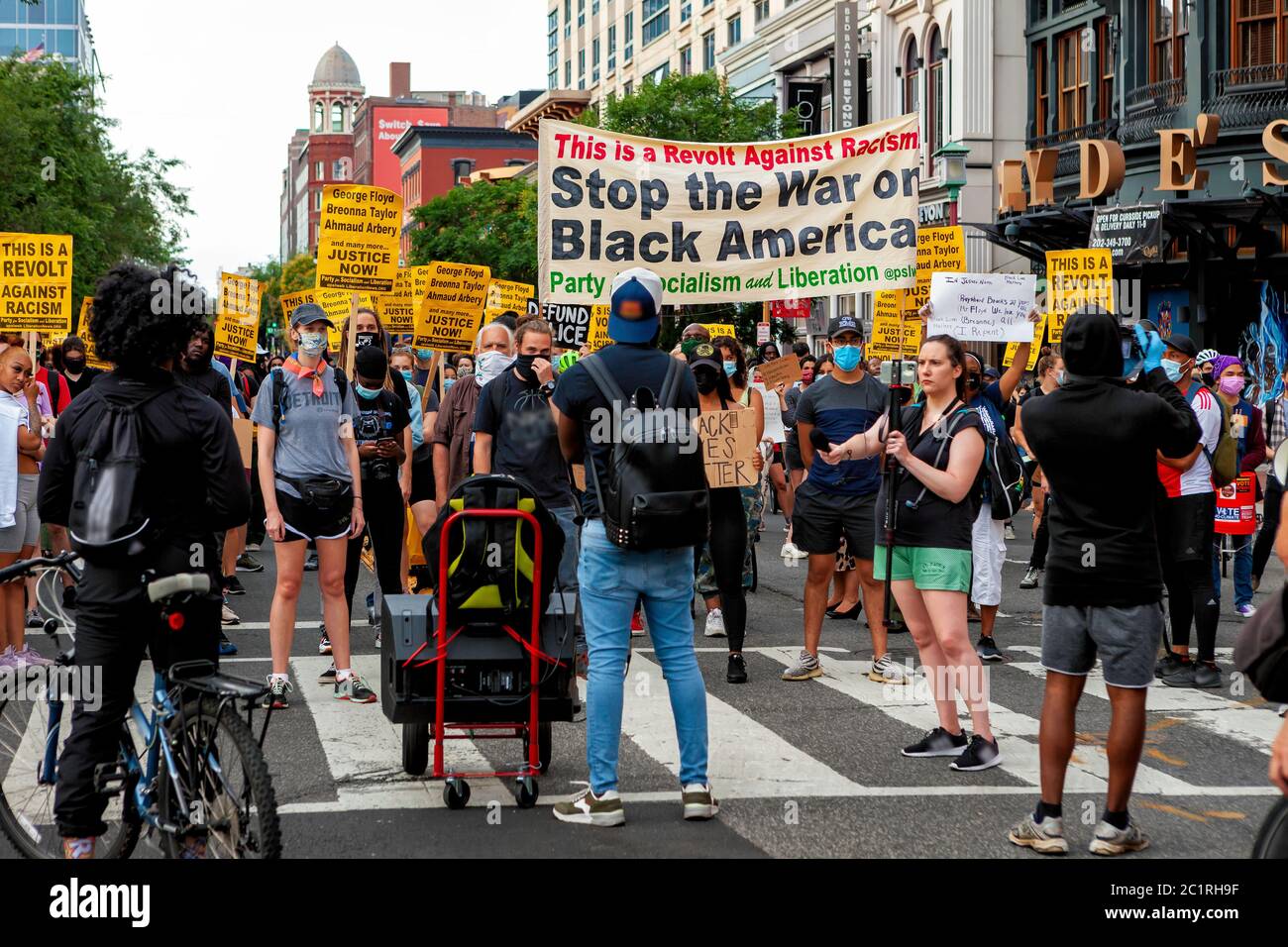 Persone che protestano contro la brutalità della polizia e gli omicidi degli afroamericani e a sostegno della Black Lives Matter, Washington, DC, Stati Uniti Foto Stock