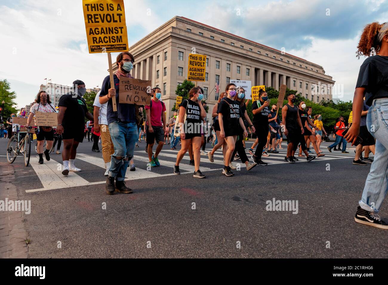La gente marciano per protestare contro la brutalità della polizia e l'omicidio di afroamericani a sostegno della Black Lives Matter Washington, DC, Stati Uniti Foto Stock