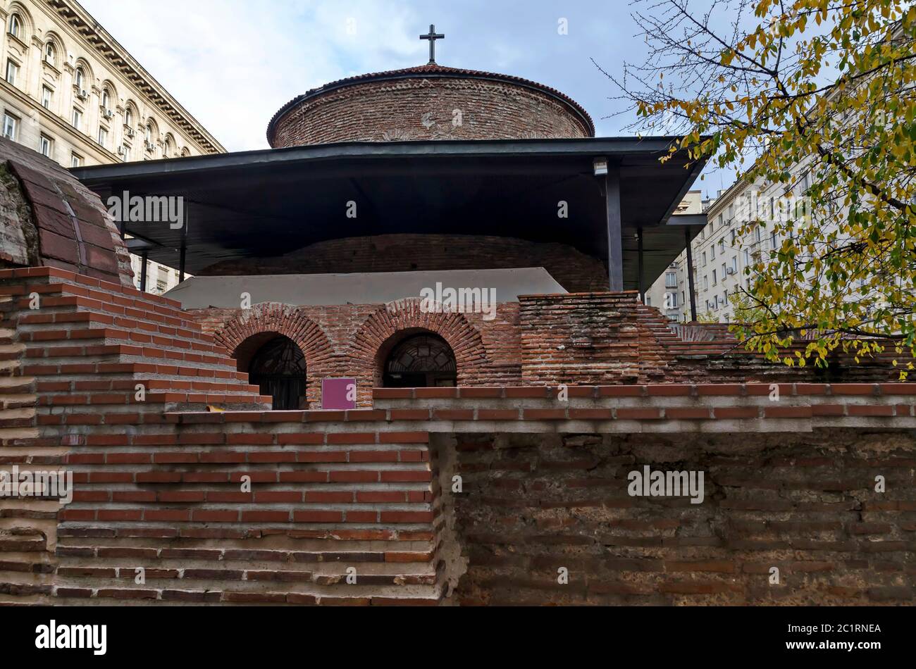 La chiesa di San Giorgio è una rotonda in mattoni rossi cristiani ed è l'edificio più antico di Sofia, la capitale della Bulgaria, in Europa Foto Stock