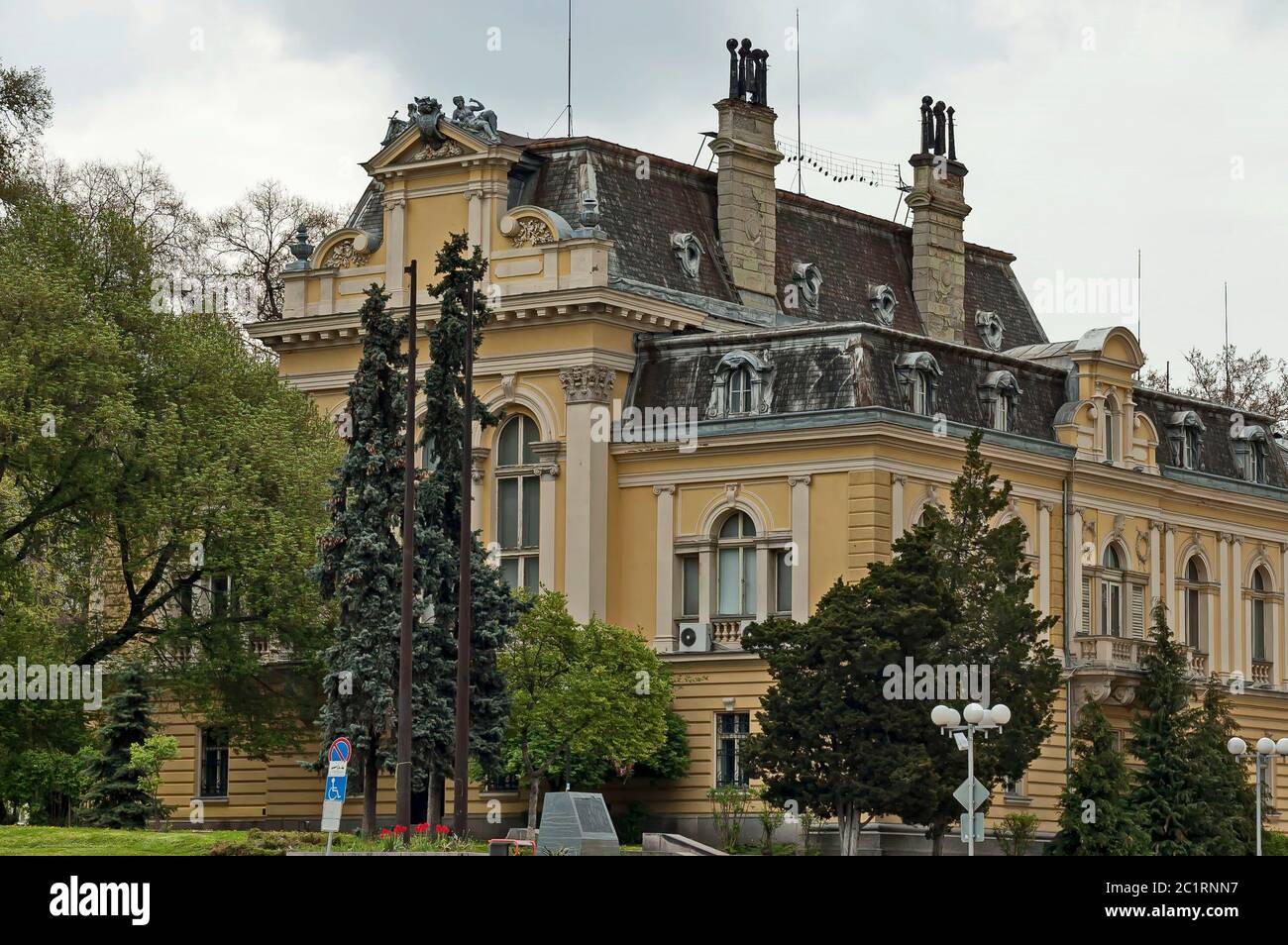 Galleria Nazionale d'Arte nell'edificio dell'ex Palazzo reale con un interessante set di note musicali su cinque linee sul tetto, Sofia, Bulgari Foto Stock