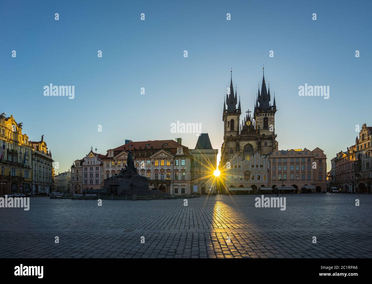 Alba nella piazza della città vecchia di Praga con vista sulla Chiesa di Tyn nella Repubblica Ceca Foto Stock