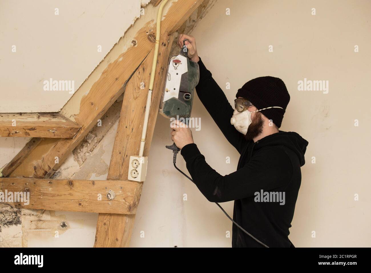 Tuttofare lavora con dettaglio sander , il rinnovamento di una casa Foto Stock