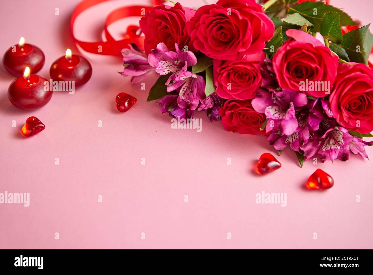 Fiori misti bouquet di rose, candele e a forma di cuore ad acido