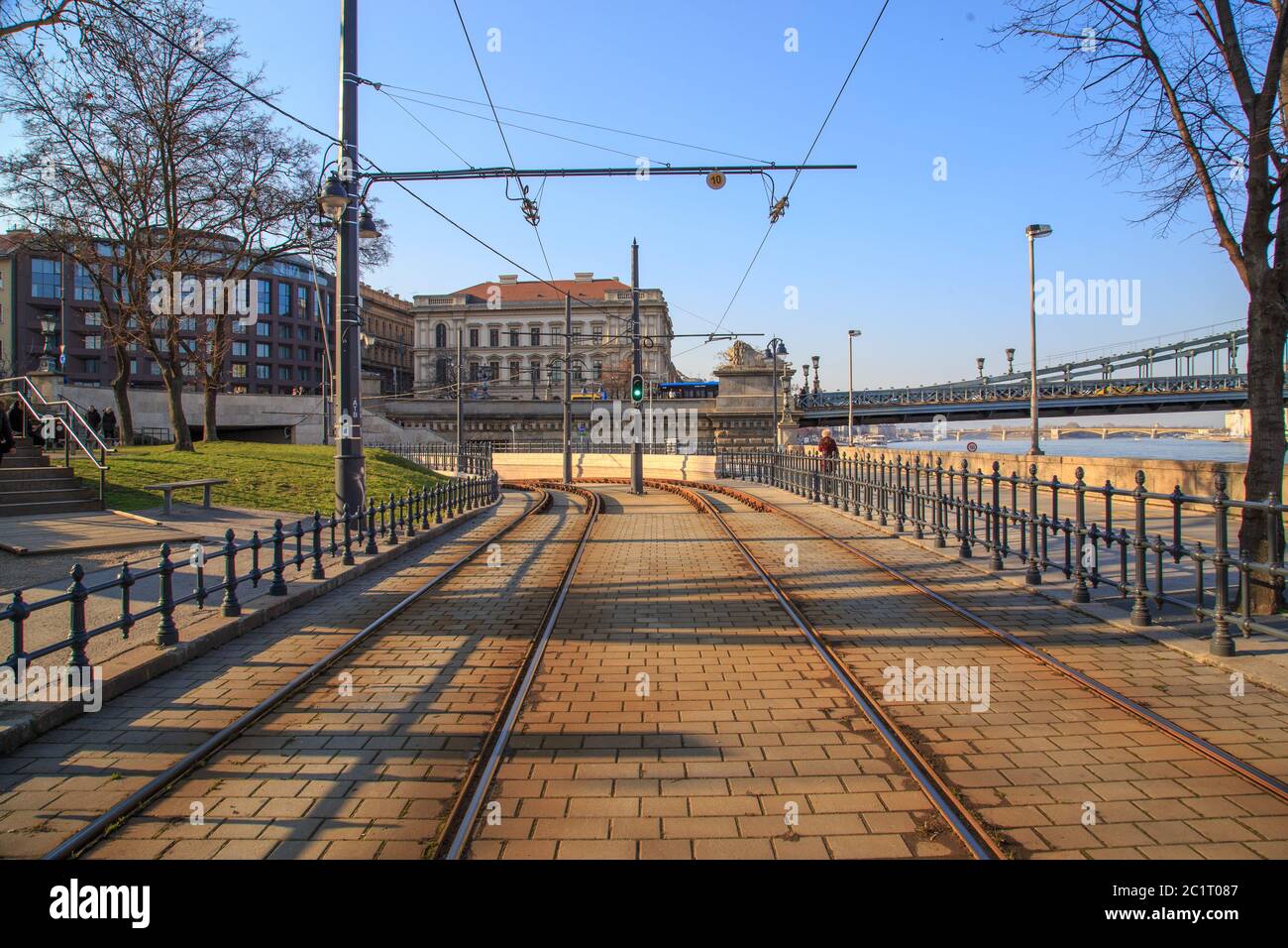 Tram giallo e rotaie sul lungofita di Budapest Foto Stock