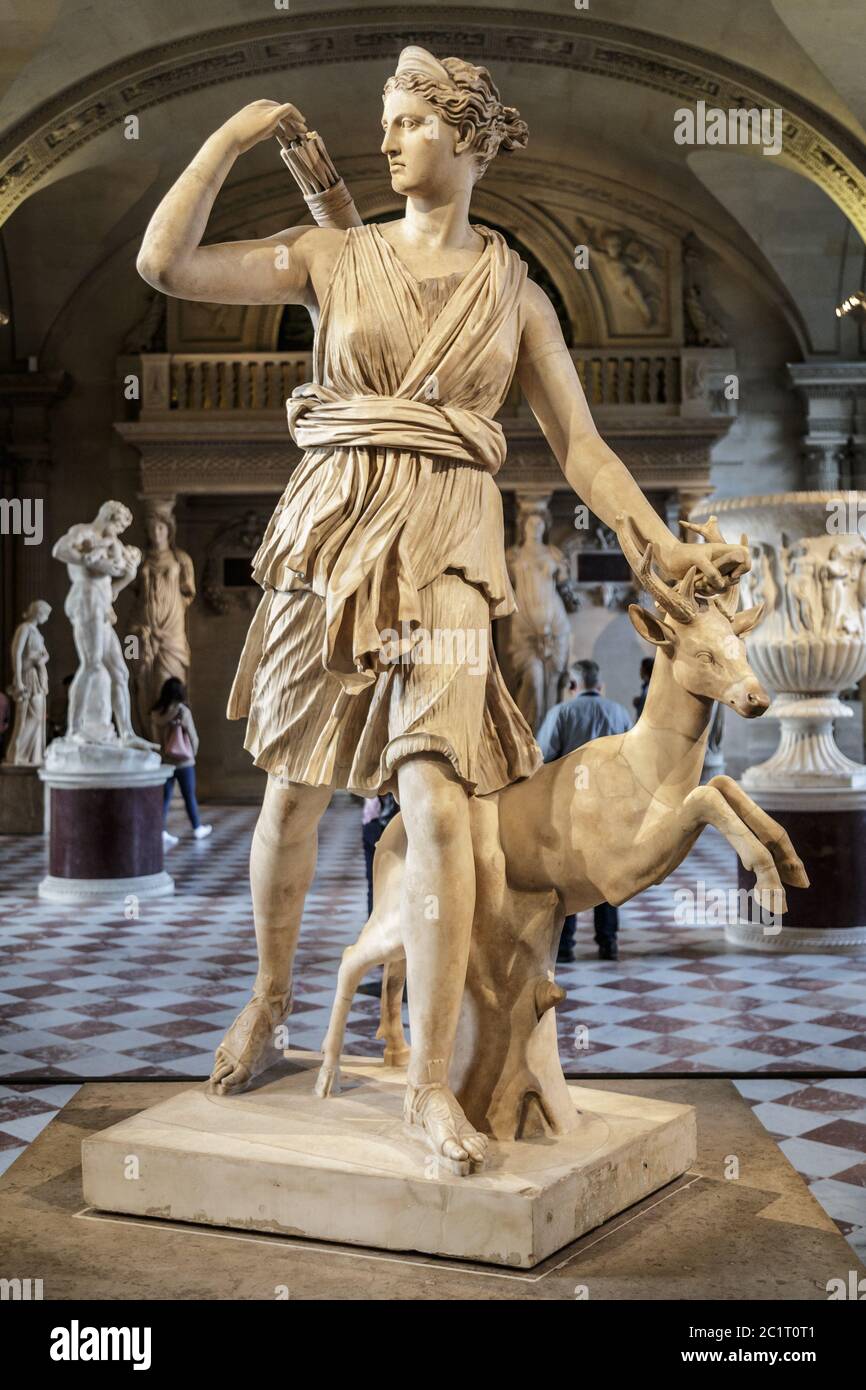 Parigi, Francia, marzo 28 2017: Statua di Artemis al Louvre, Parigi. Bianco e nero. Artemis - nella mitologia greca antica, sempre Foto Stock
