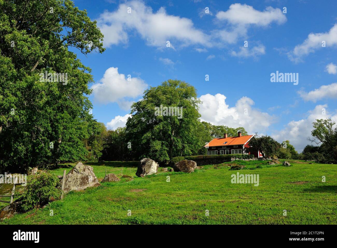 Casa vacanze in Svezia vicino a un lago in autunno. Foto Stock
