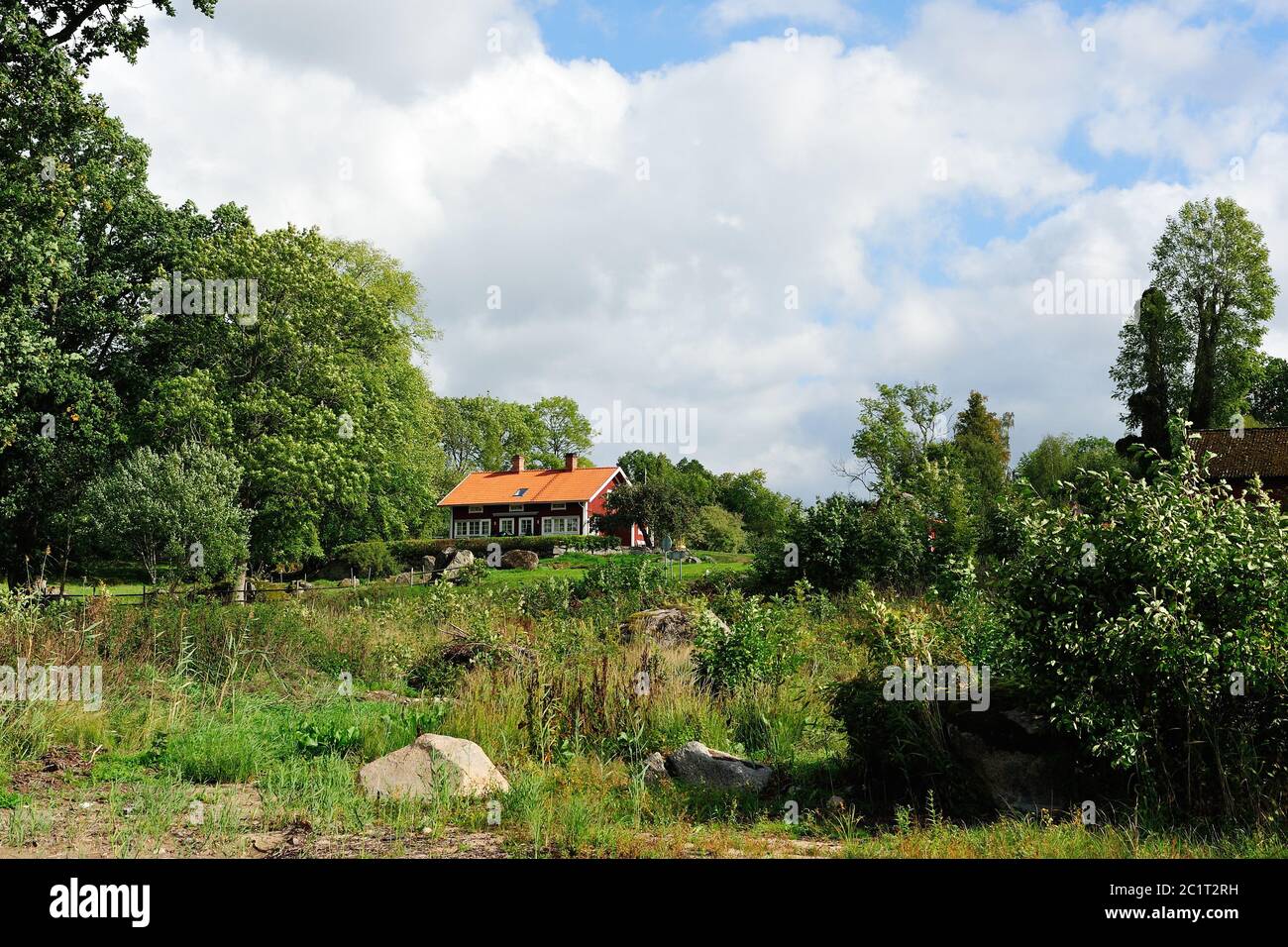 Casa vacanze in Svezia vicino a un lago in autunno. Foto Stock