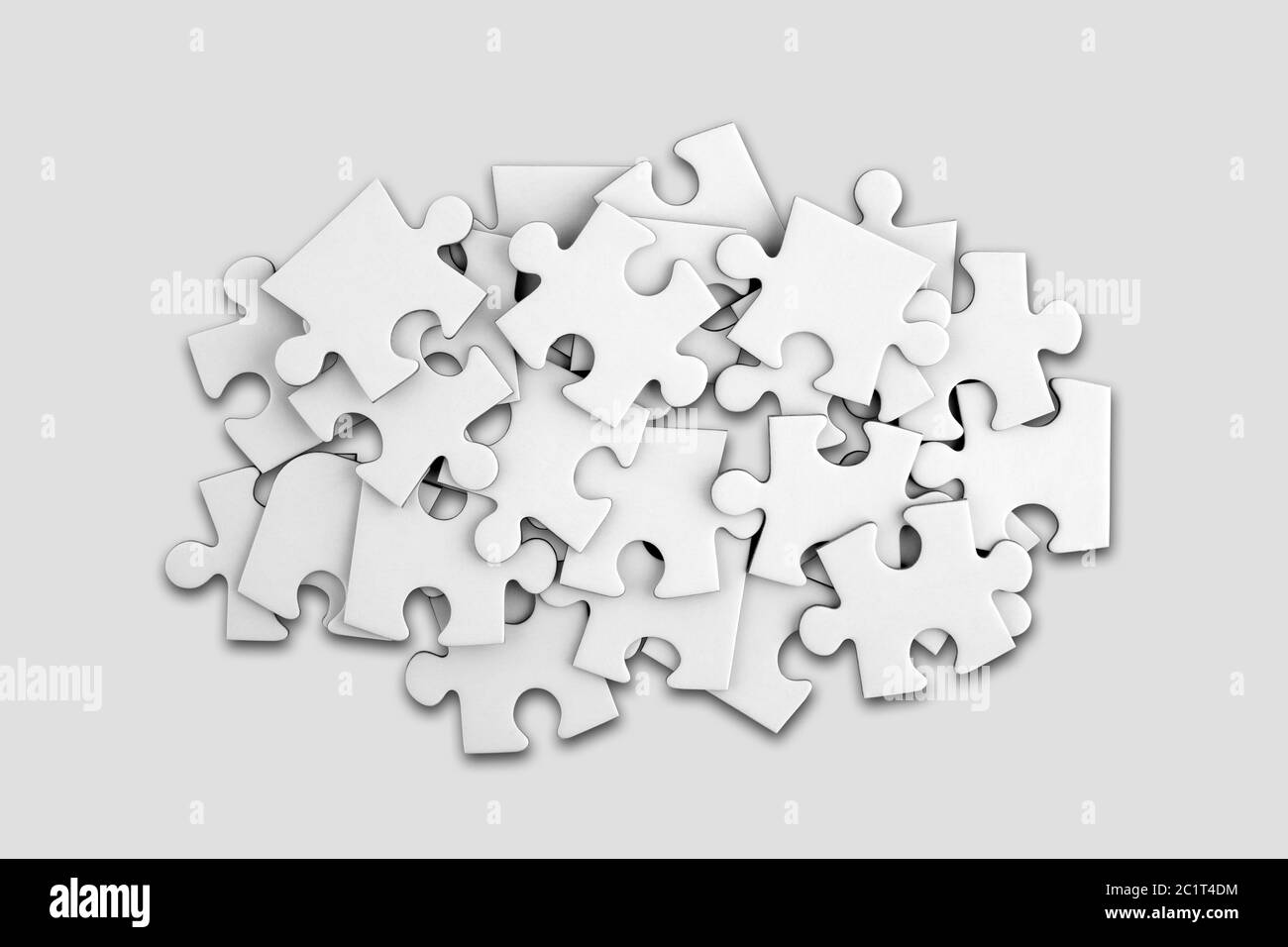 Bianco piccoli pezzi di un puzzle su sfondo grigio Foto Stock