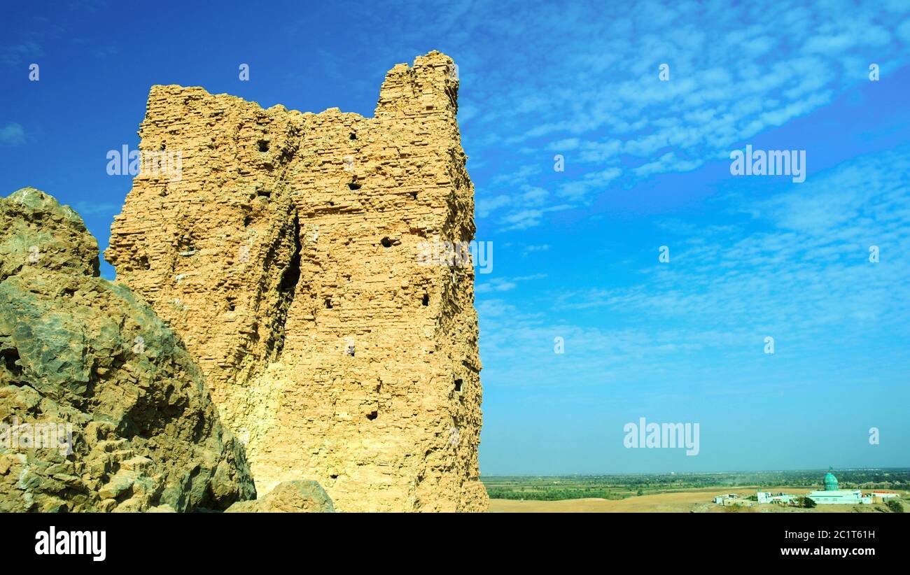 Paesaggio con la Moschea sul luogo della nascita del profeta Abramo e Ziggurat Birs Nimrud, la montagna di Borsippa in Iraq Foto Stock