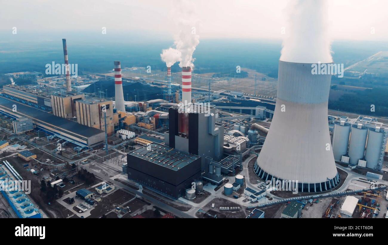 Vista aerea dei grandi camini dalla centrale di carbone di Kozienice in Polonia - Swierze Gorne. Foto Stock