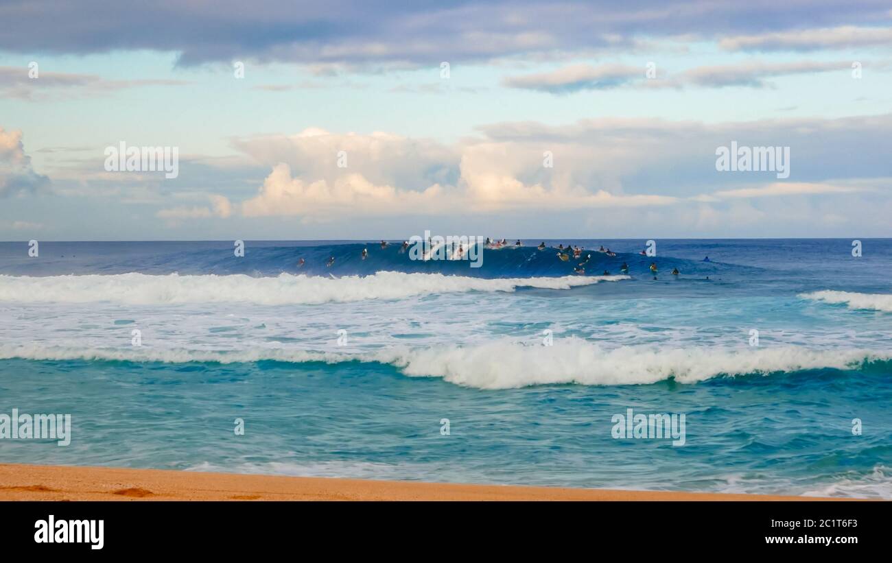 i surfisti si fergono durante una sessione mattutina in pipeline Foto Stock