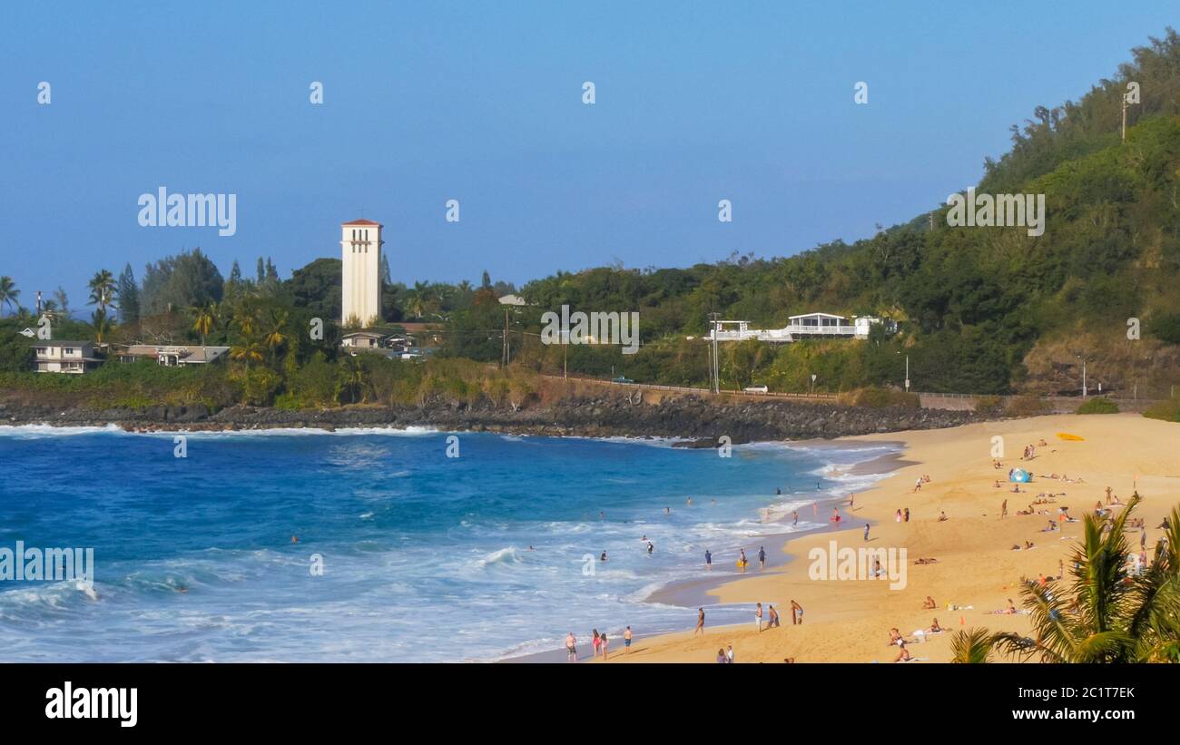 vista a lunga distanza della spiaggia e della baia di waimea Foto Stock