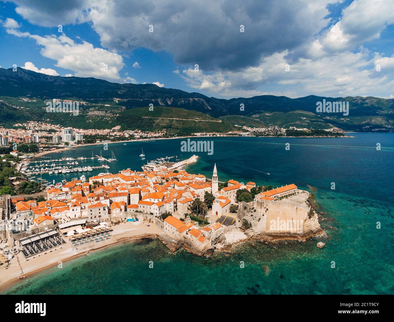 Città vecchia di Budva, foto aerea da un drone Foto Stock