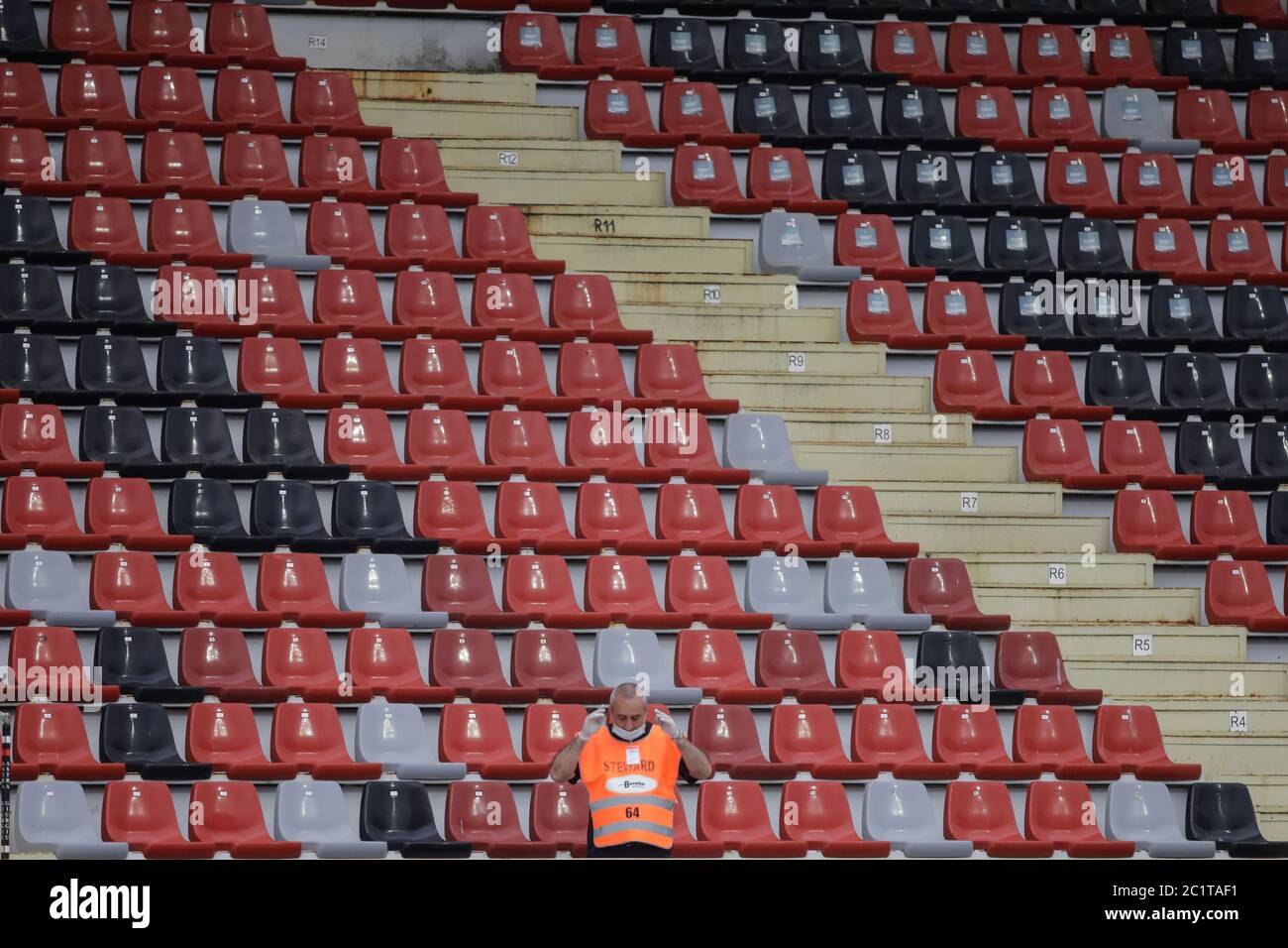 Giurgiu, Romania - 15 giugno 2020: Posti vuoti in uno stadio durante una partita di calcio durante lo scoppio Covid-19 e partite senza spettatori. Foto Stock