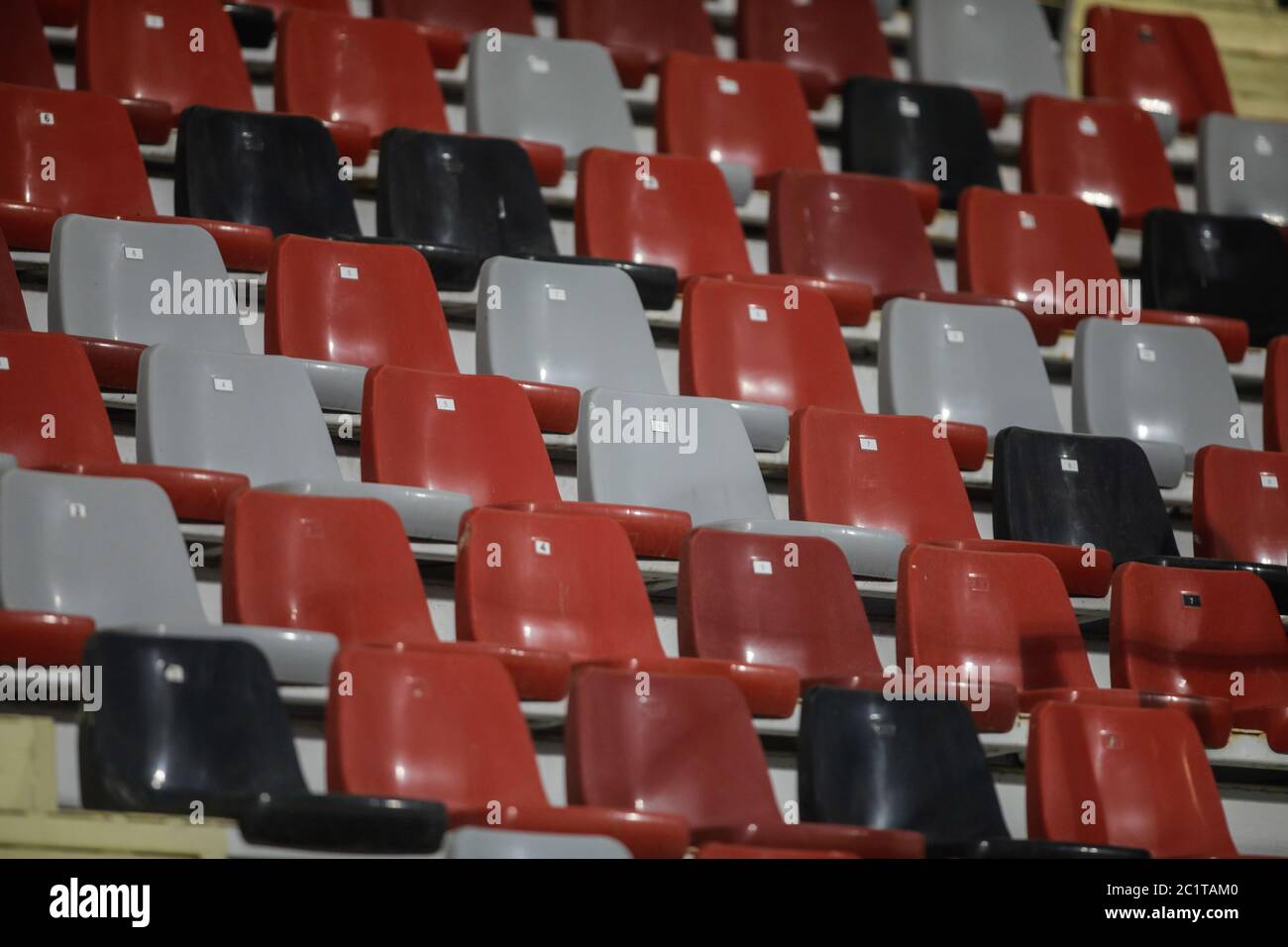 Posti vuoti su uno stadio in una partita di calcio durante lo scoppio del Covid-19 e partite senza spettatori. Foto Stock