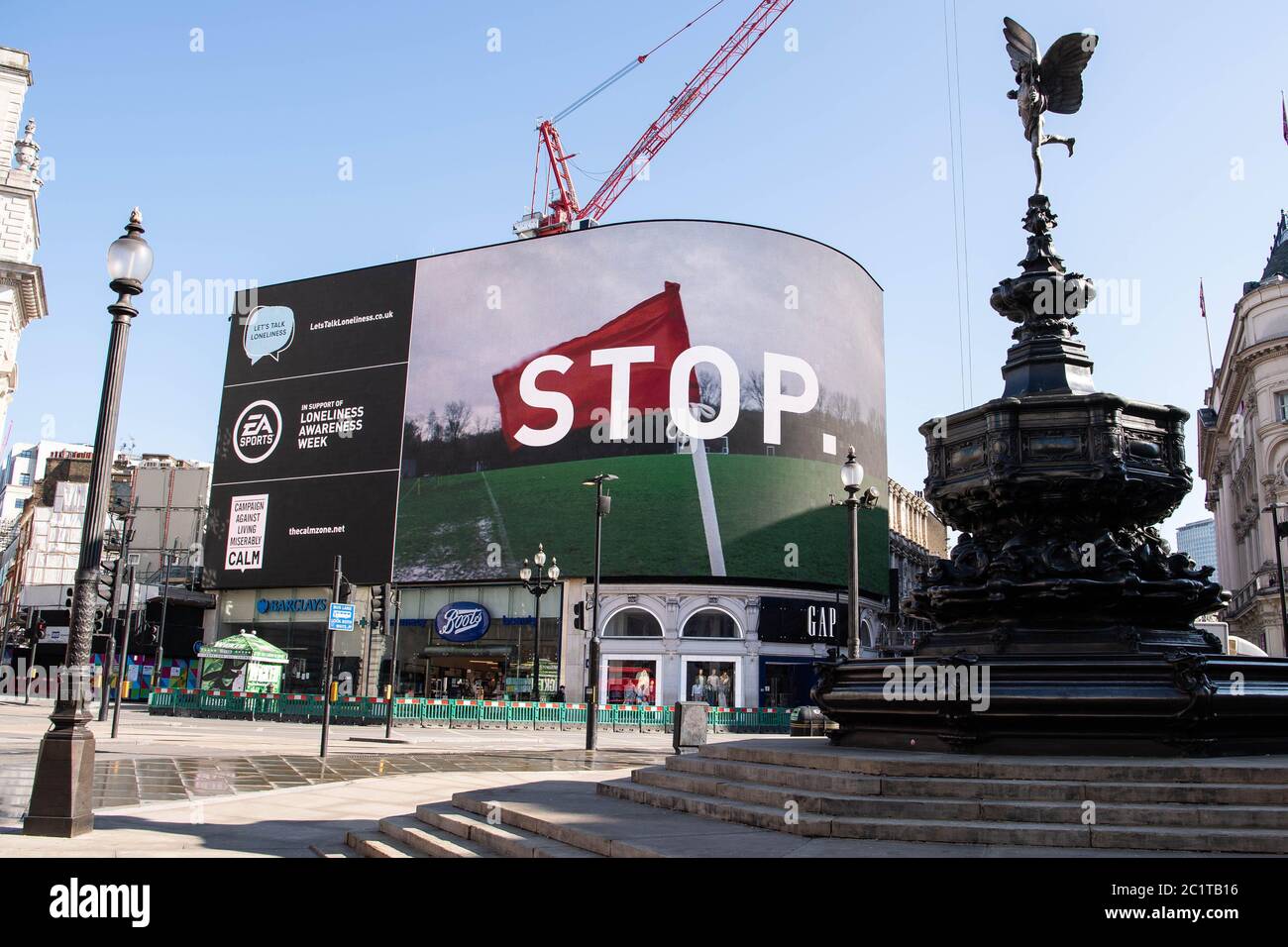 USO EDITORIALE SOLO UN cartellone digitale va in mostra in Piccadilly Circus durante la settimana di consapevolezza della solitudine, come la società di gioco Electronic Arts si unisce con il governo britannico e la SALUTE mentale calma per lanciare la campagna n. LetsTalkLoneliness, Londra. Foto Stock