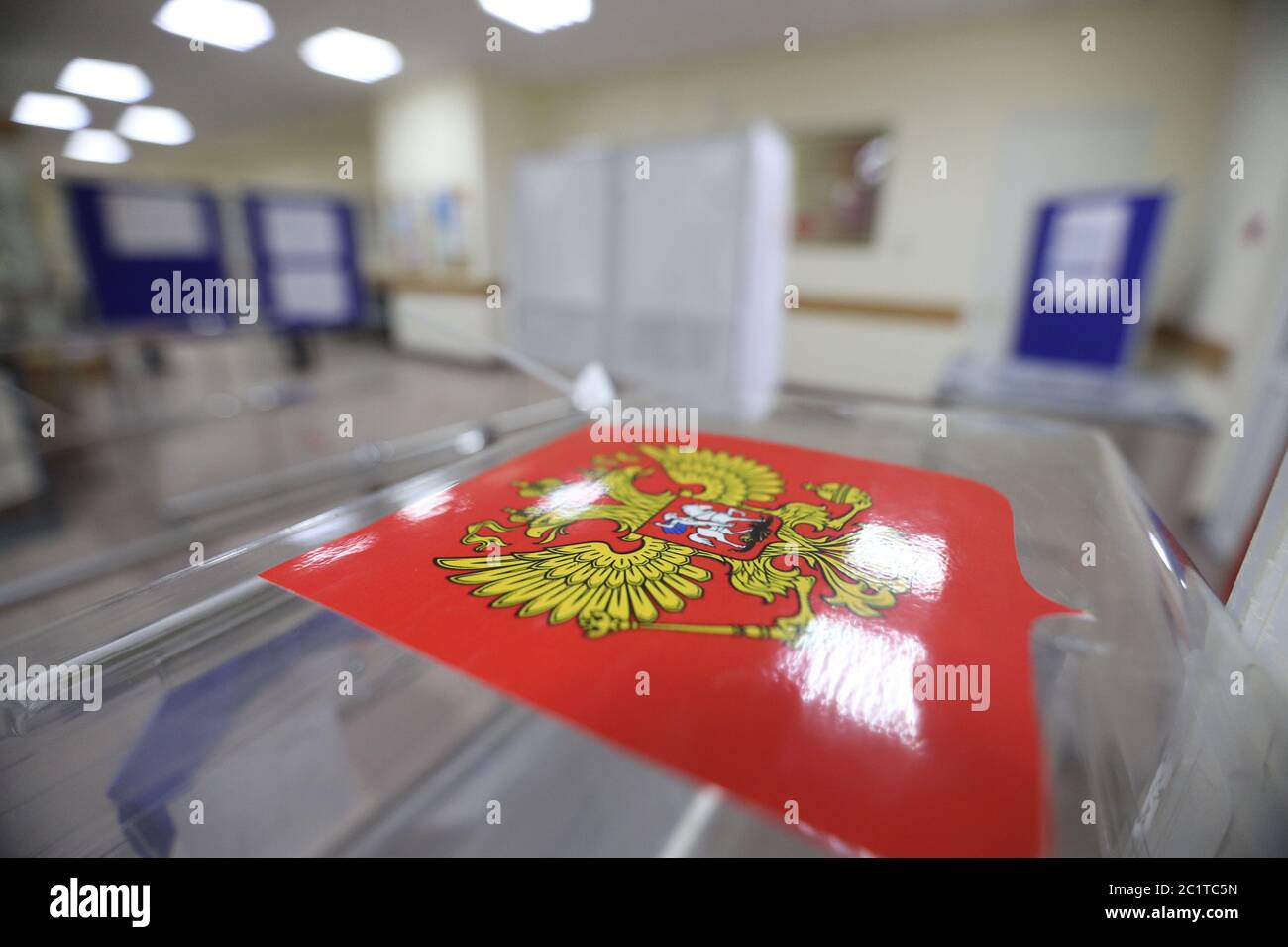 San Pietroburgo, Russia. 10 Giugno 2020. Una vista di un turno di votazioni alla stazione di scrutinio durante la dimostrazione.UNA sala di voto per il referendum costituzionale russo del 2020, visto prima della votazione, avrà luogo in mezzo alla pandemia COVID-19. Credit: SOPA Images Limited/Alamy Live News Foto Stock