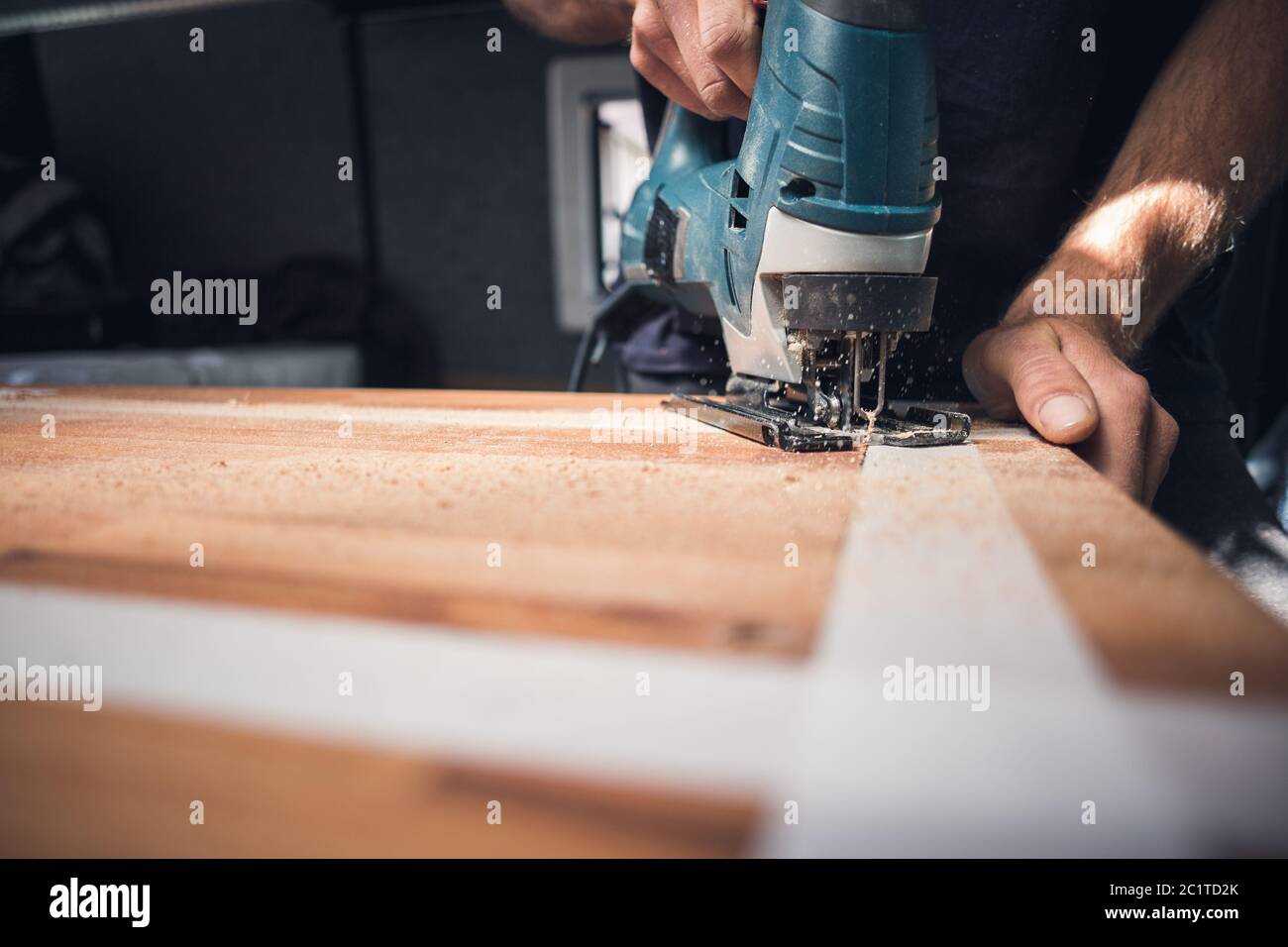 Seghetto alternativo in azione un piano di legno Foto Stock