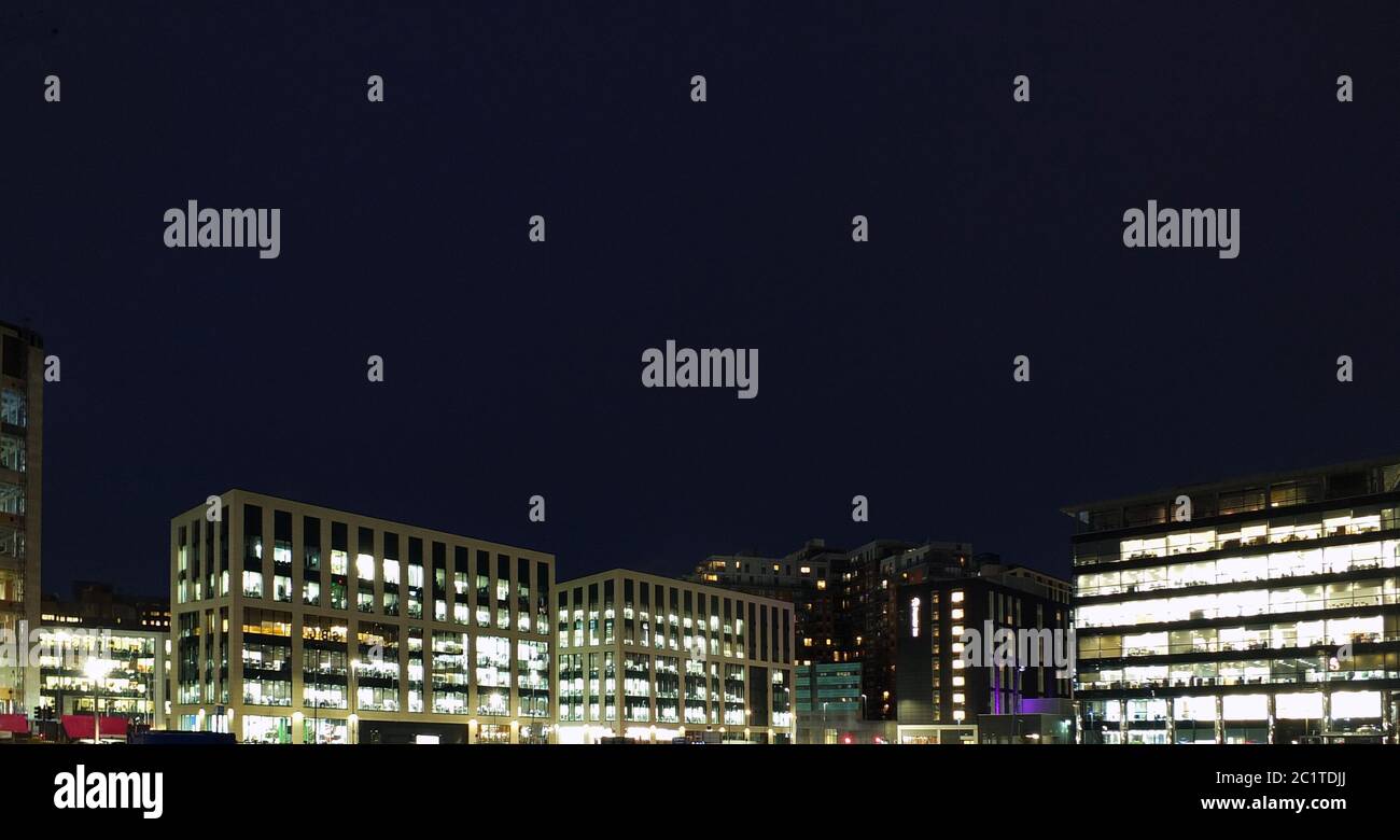 vista panoramica sulla città dei moderni uffici, luminosa di notte con cielo blu scuro Foto Stock