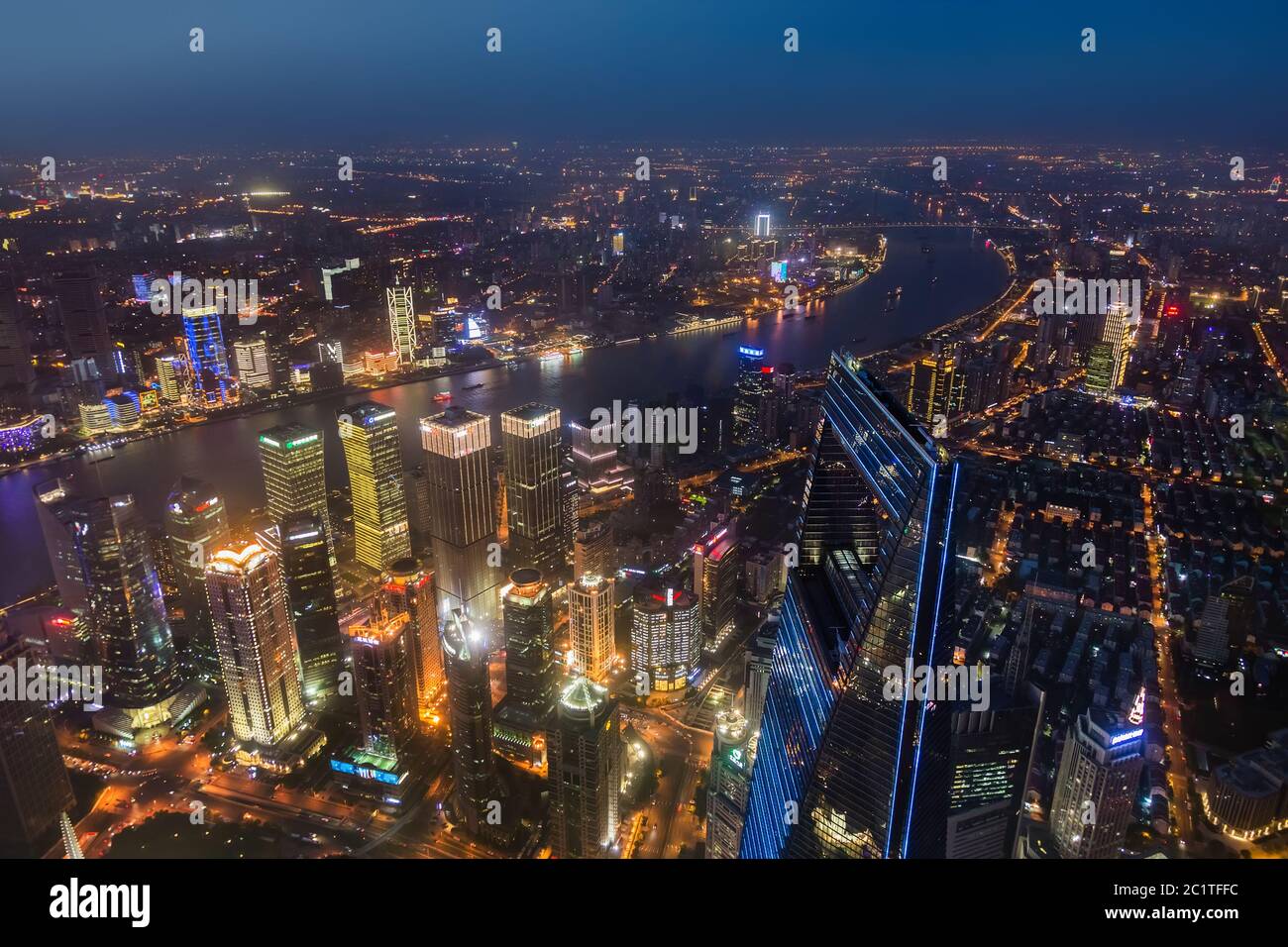 Shanghai, Cina - 23 maggio 2018: Una vista notturna dalla torre di Shanghai al moderno skyline di Shanghai, Cina Foto Stock