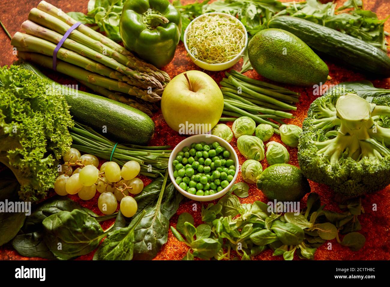 Verdure fresche a foglia verde e assortimento di frutta e collocato su un metallo arrugginito Foto Stock