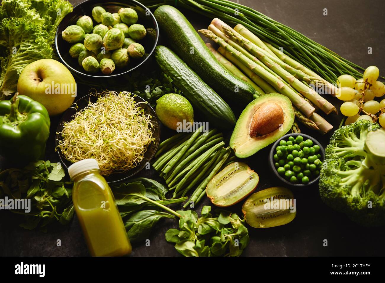 Green cibo sano e composizione con avocado, broccoli, Apple, smoothie... Foto Stock