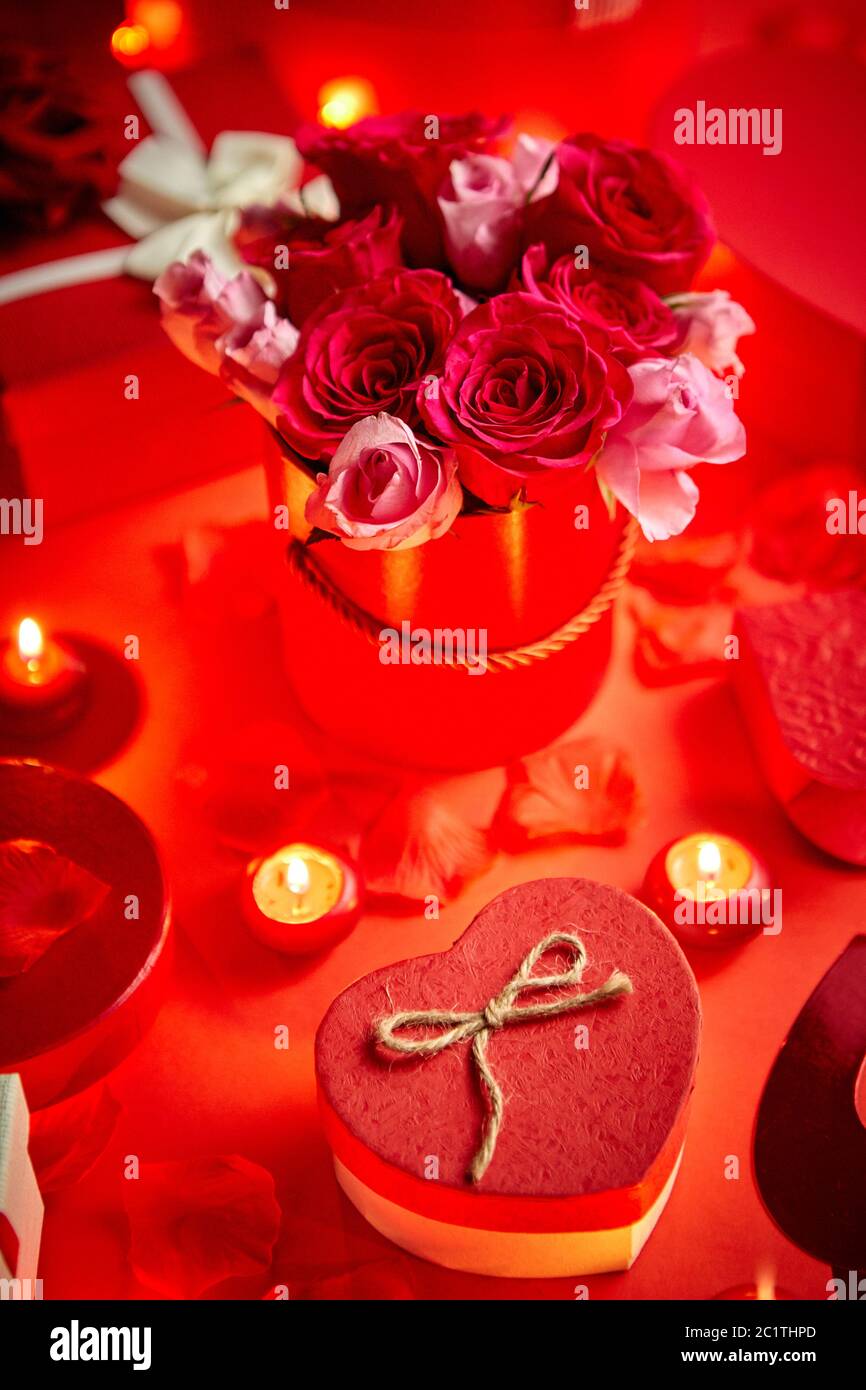 Il giorno di San Valentino romantico decorazione con rose, boxed doni, candele Foto Stock