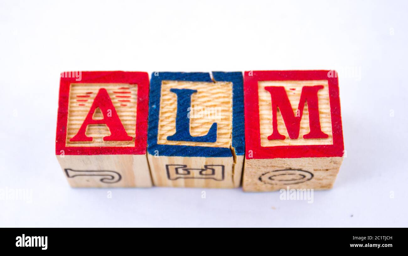 L'abbreviazione ALM è visualizzata visivamente su uno sfondo chiaro utilizzando un'immagine colorata in blocchi di legno con spazio di copia in formato orizzontale Foto Stock