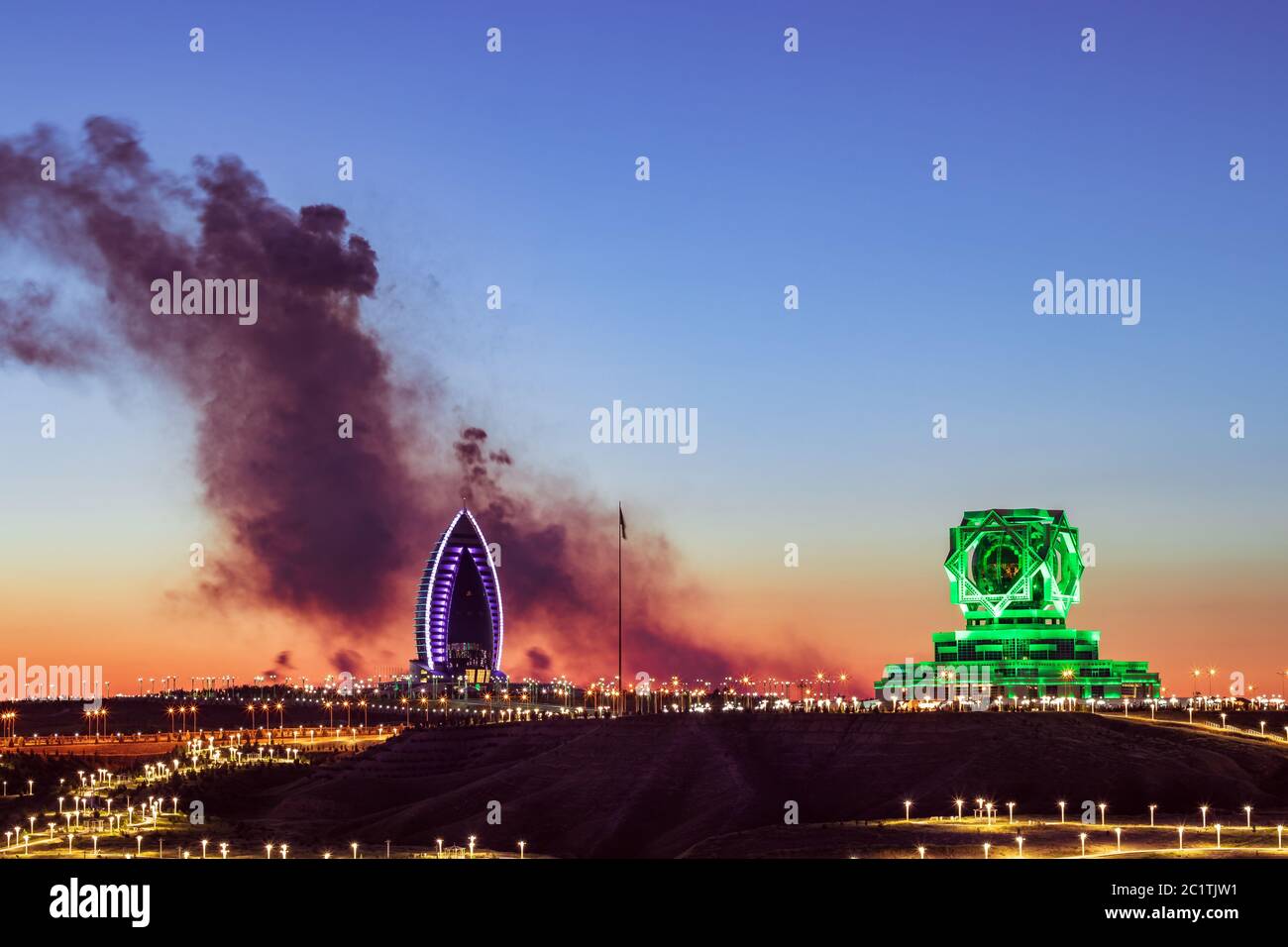 fumo e inquinamento dopo i fuochi d'artificio sopra l'hotel a 5 stelle e una sala per matrimoni Foto Stock
