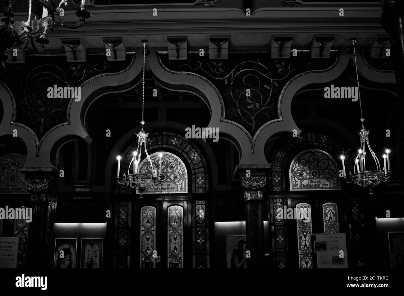 Praga, Repubblica Ceca - 30 dicembre 2019: Interno della sinagoga Jeruzalémská che ha uno stile moresco con molti castighi, archi orientali, golde Foto Stock