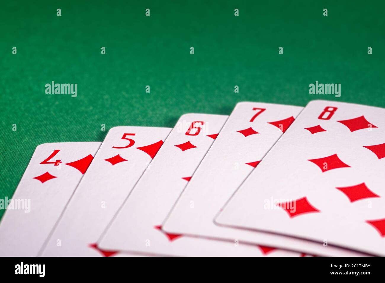 carte da gioco sul tavolo verde. Combinazione 'Straight Flush' nel poker Foto Stock