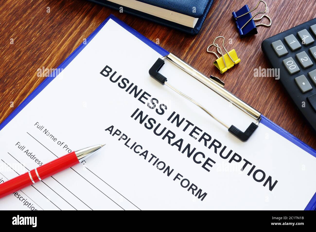 Modulo di assicurazione per interruzione di business e penna rossa per la firma. Foto Stock