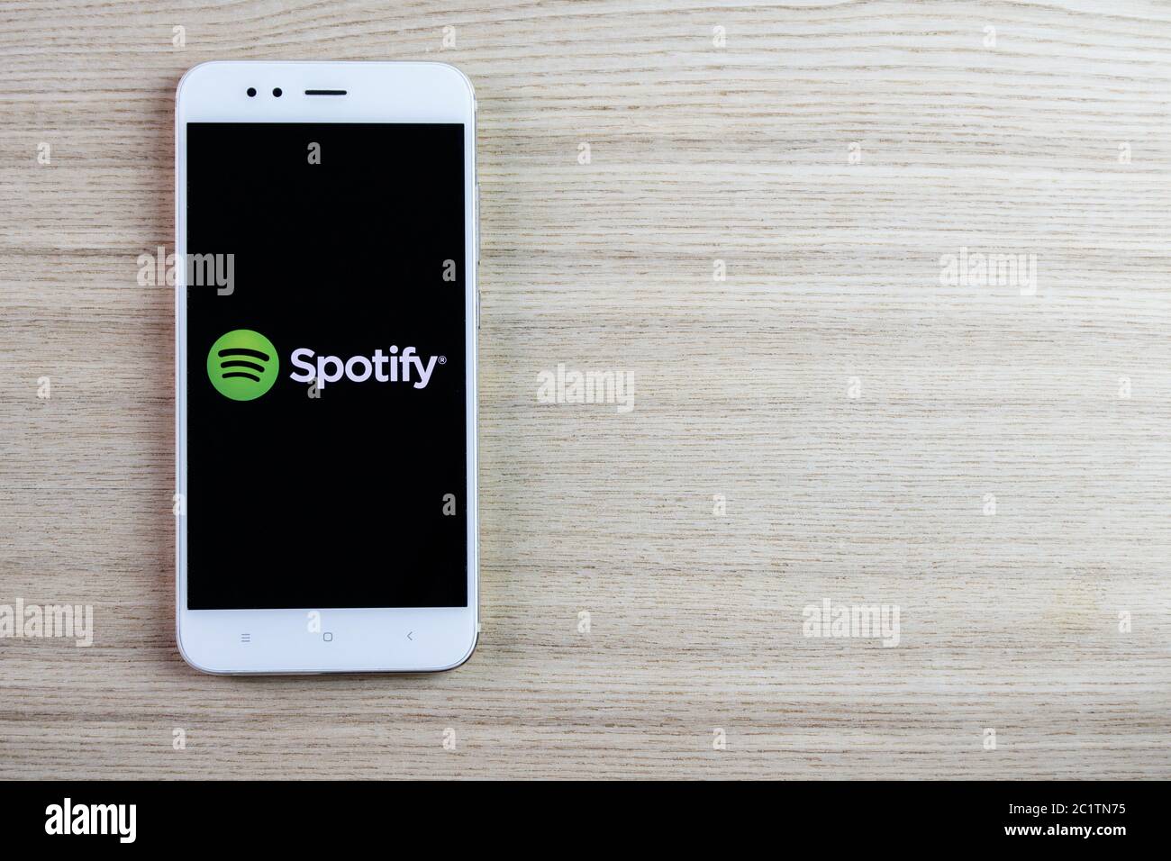 Applicazione musicale mobile Spotify. Spotify è un provider svedese di servizi di streaming musicale e multimediali. Le aziende forniscono una piattaforma di streaming audio. Foto Stock