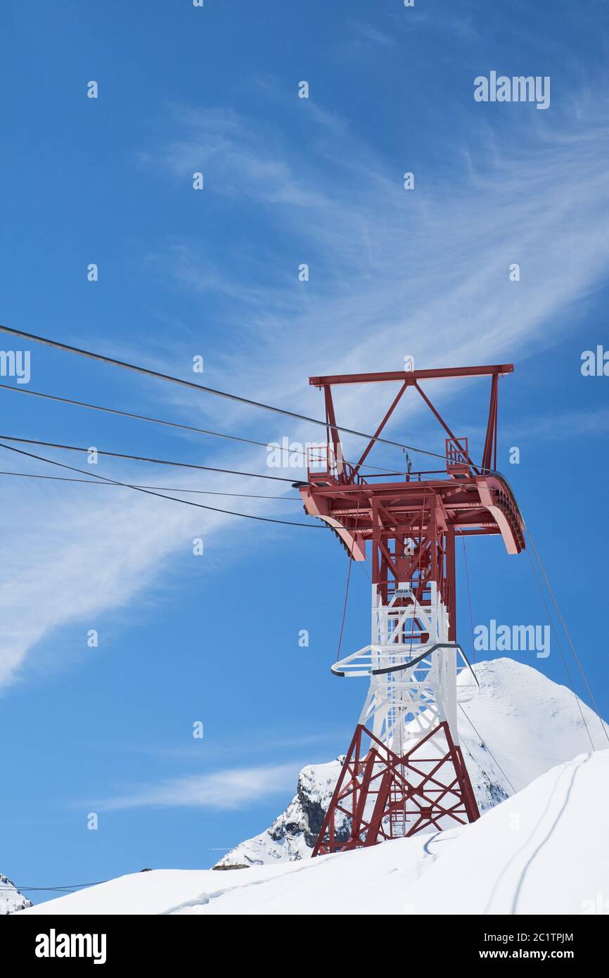 Pilone e funi della ferrovia del ghiacciaio tra le montagne torreggianti Foto Stock