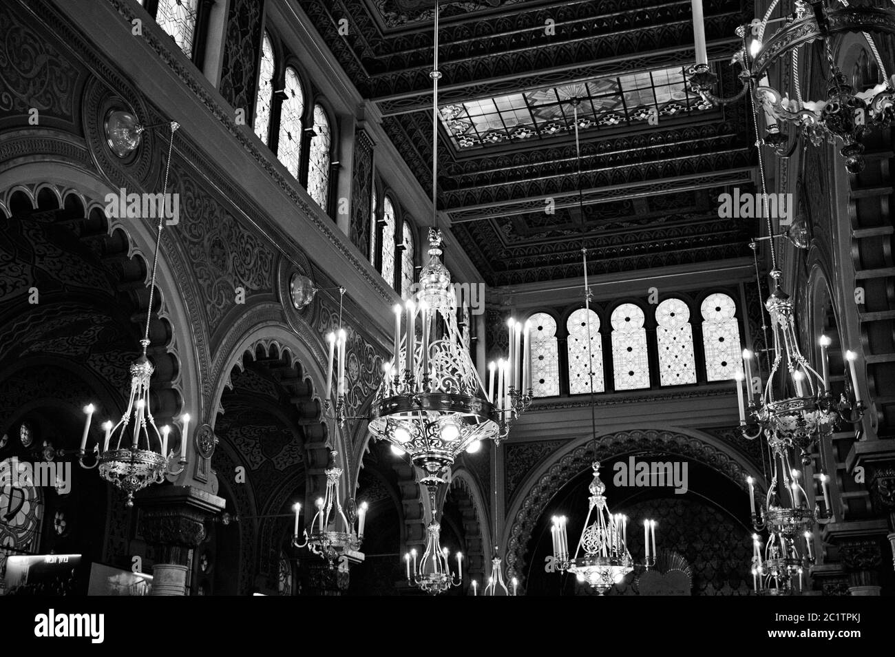 Praga, Repubblica Ceca - 30 dicembre 2019: Interno della sinagoga Jeruzalémská che ha uno stile moresco con molti castighi, archi orientali, golde Foto Stock