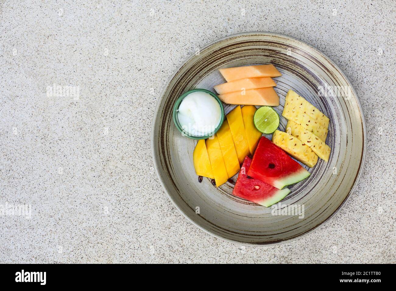 Piatto di frutta con anguria, mango, ananas, lime, melone e icecream Foto Stock
