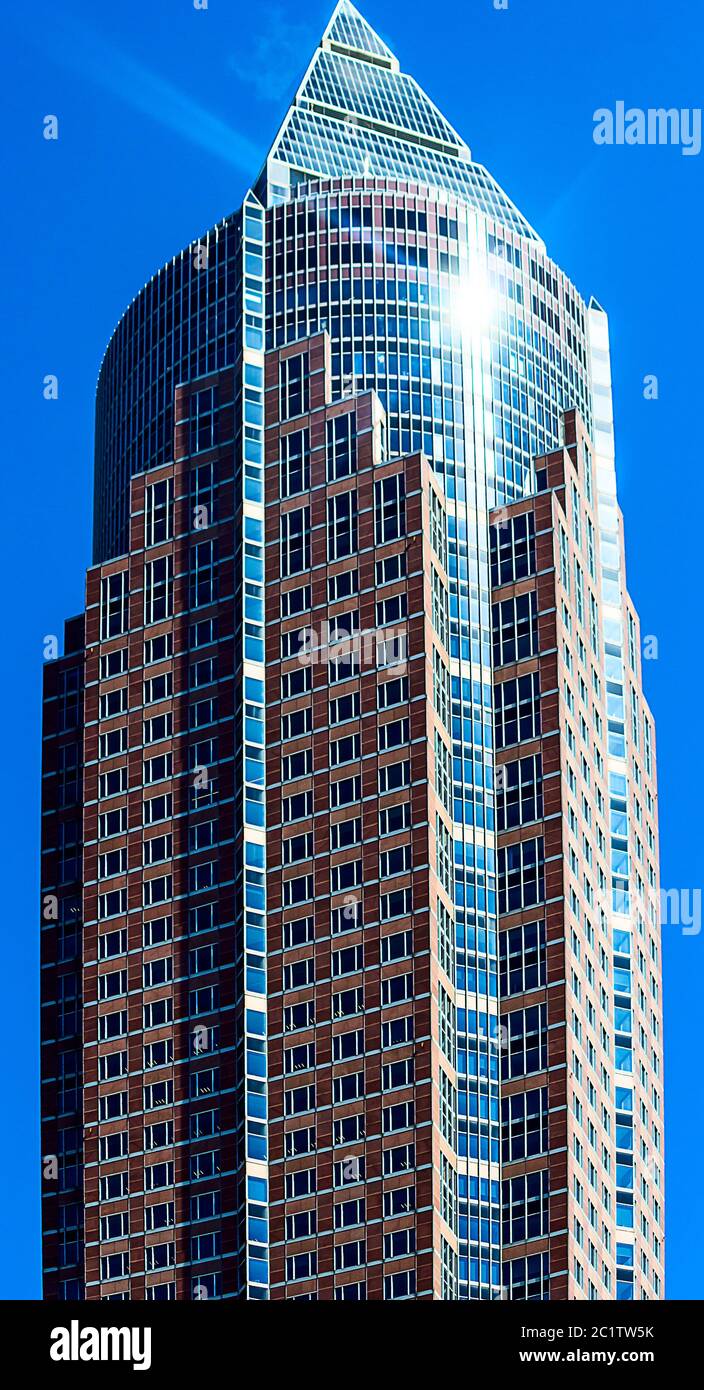 Francoforte sul meno, Germania - il Messeturm - la torre della fiera di 63 piani chiamata la Bleistift (matita) per la sua forma. Foto Stock