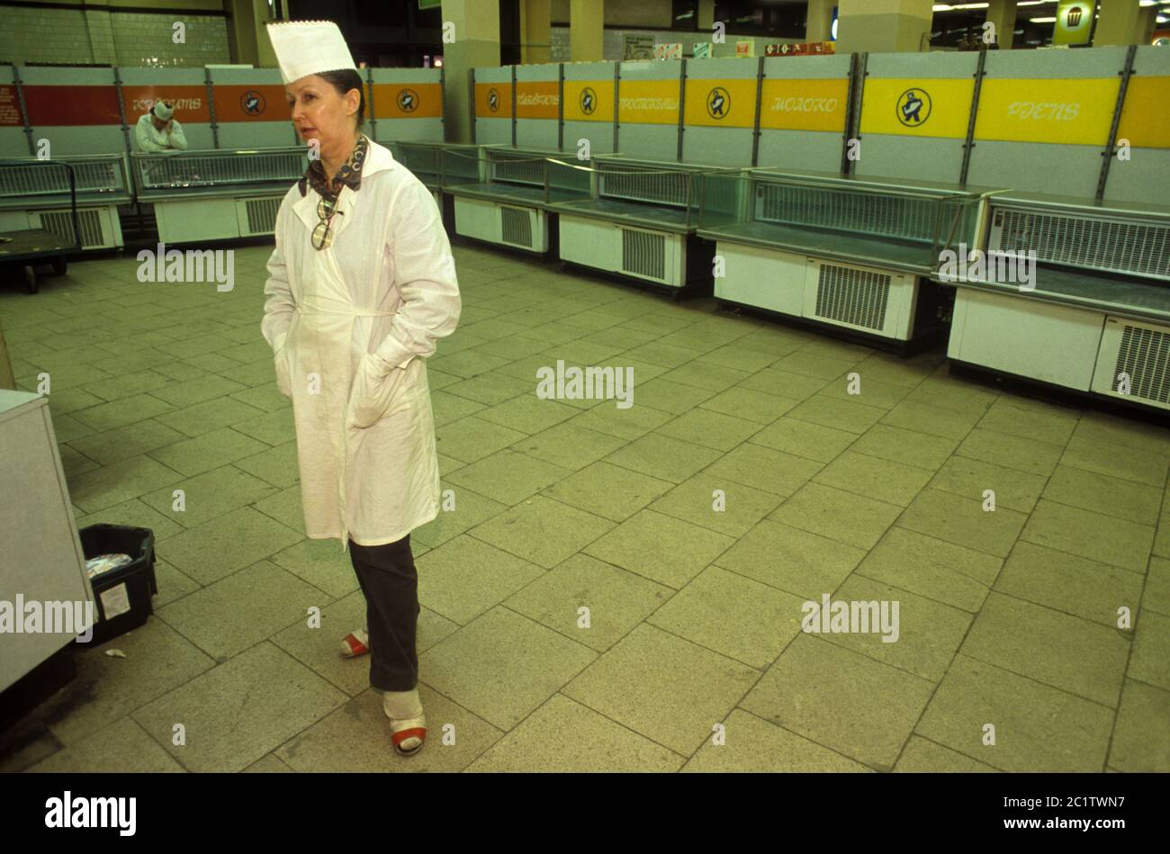 Riga Lativa 1989, il cibo è scarso nel Central Department Store. Non c'è niente da vendere. Un paese dello Stato Baltico faceva formalmente parte dell'Unione Sovietica - URSS. HOMER SYKES anni '1980 Foto Stock