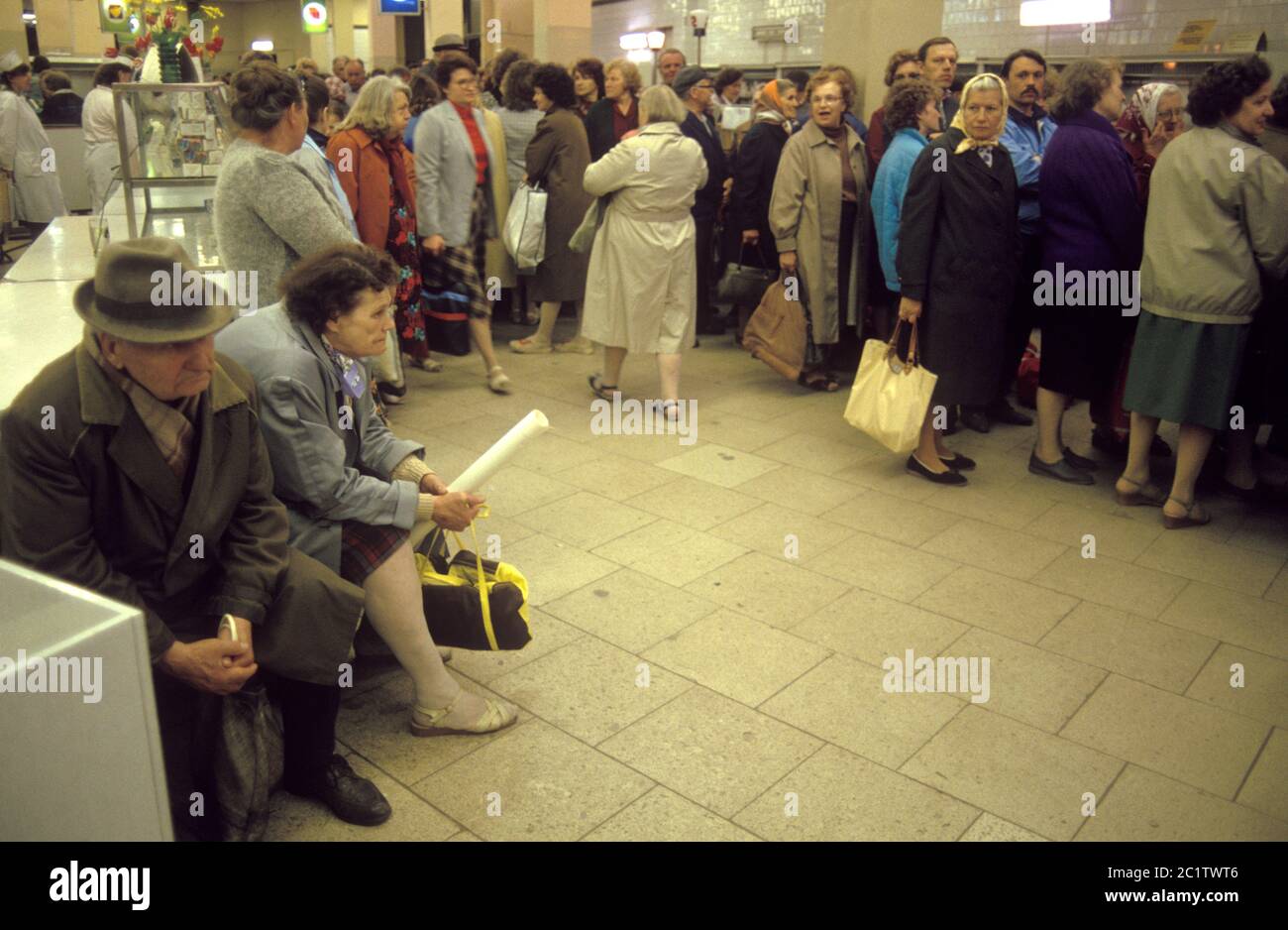 Riga Lativa 1989, il cibo è scarso. I clienti fanno la fila per acquistare carne al Central Department Store. Un paese dello Stato Baltico faceva formalmente parte dell'Unione Sovietica - URSS. HOMER SYKES anni '1980 Foto Stock