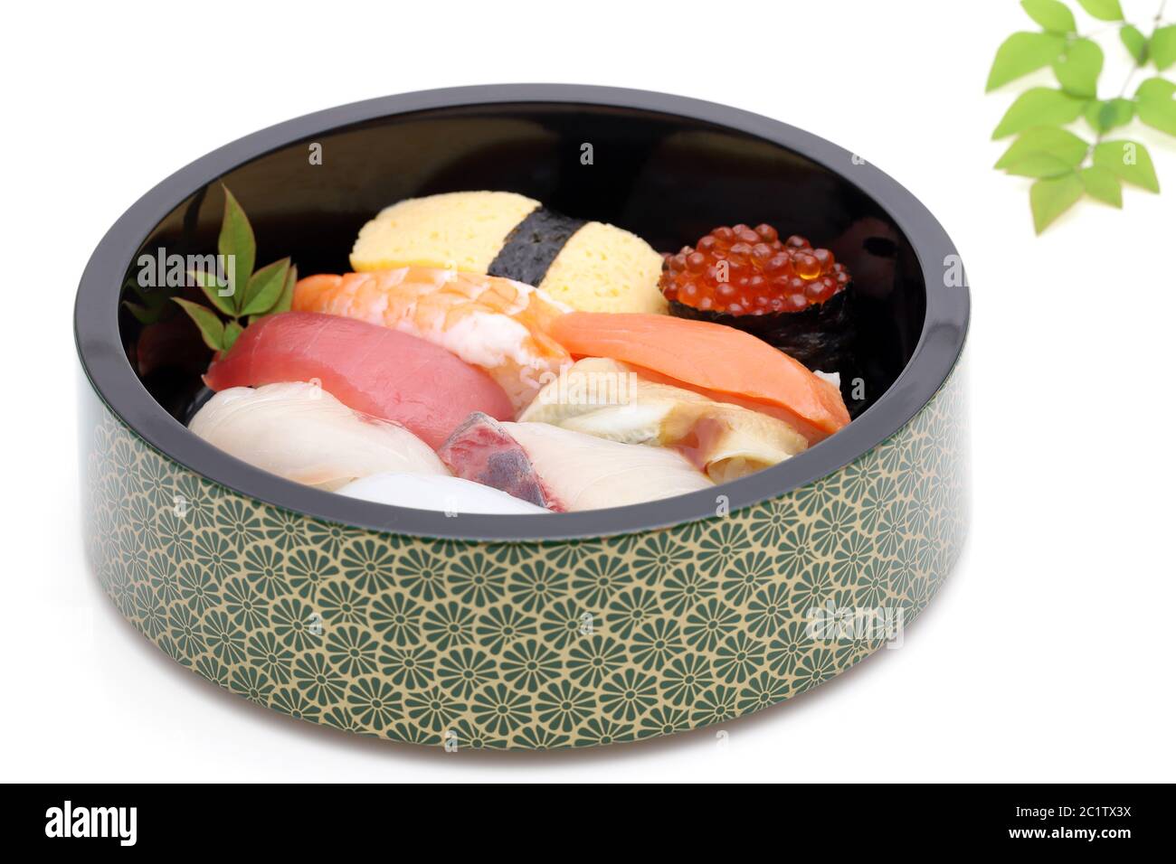 Il cibo Giapponese e Sushi in un oke, close up Foto Stock