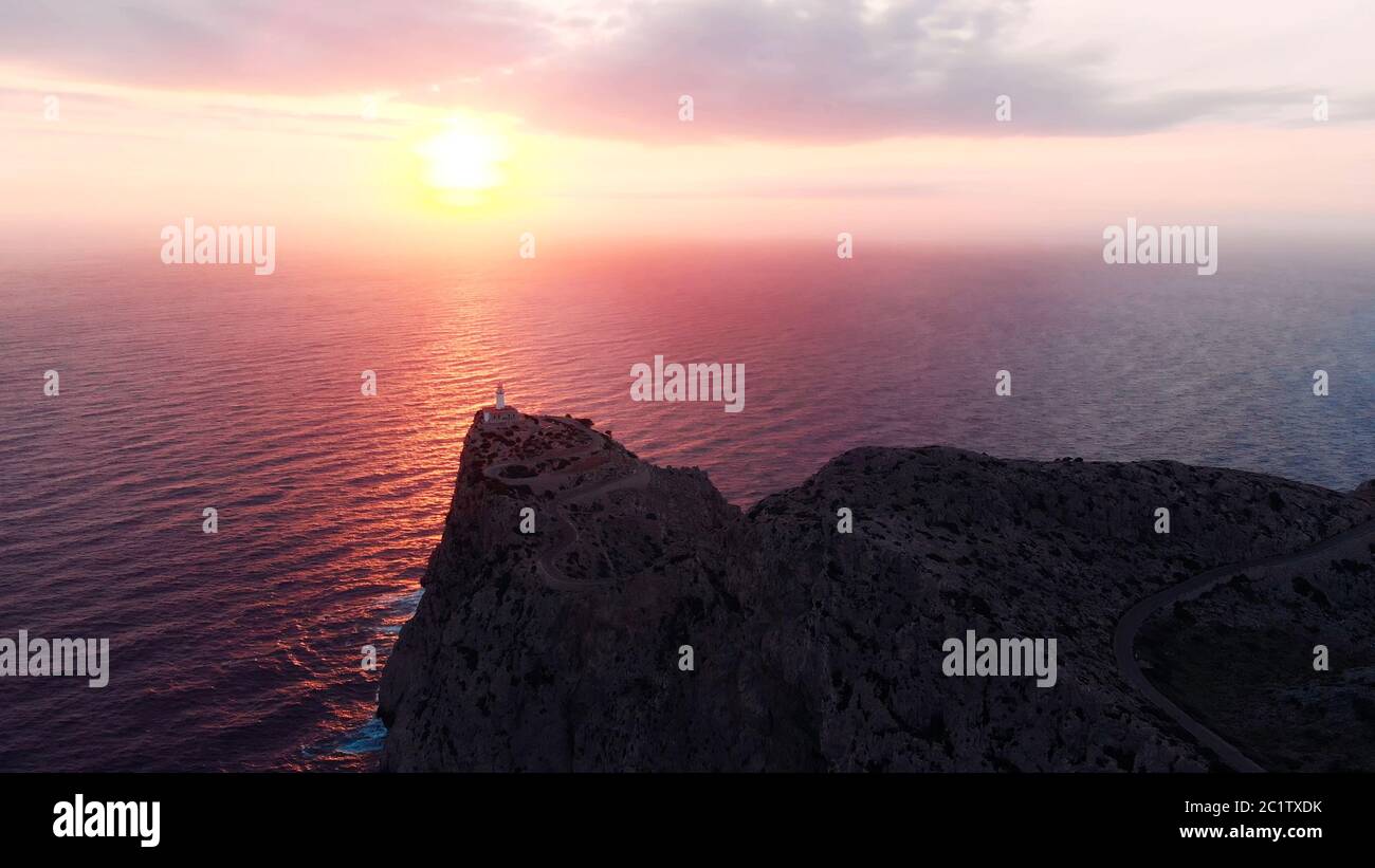 Lanterna di Maiorca sul Capo di Formentor lontano - Alba, Aerial Drone. Foto Stock