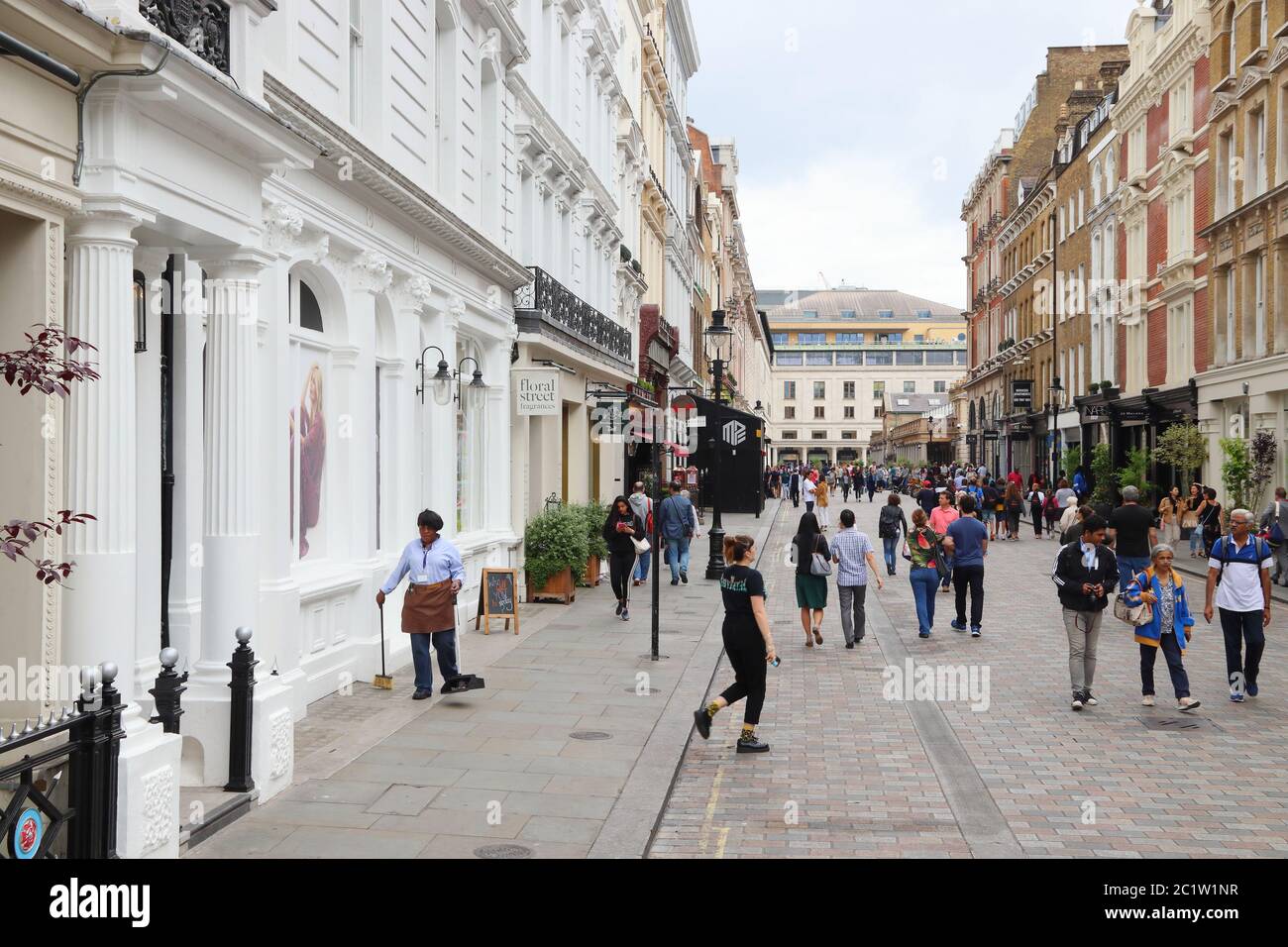 Londra, Regno Unito - 14 LUGLIO 2019: La gente visita King Street nel quartiere di Covent Garden di Londra. Londra è la città più popolosa e l'area metropolitana del Th Foto Stock
