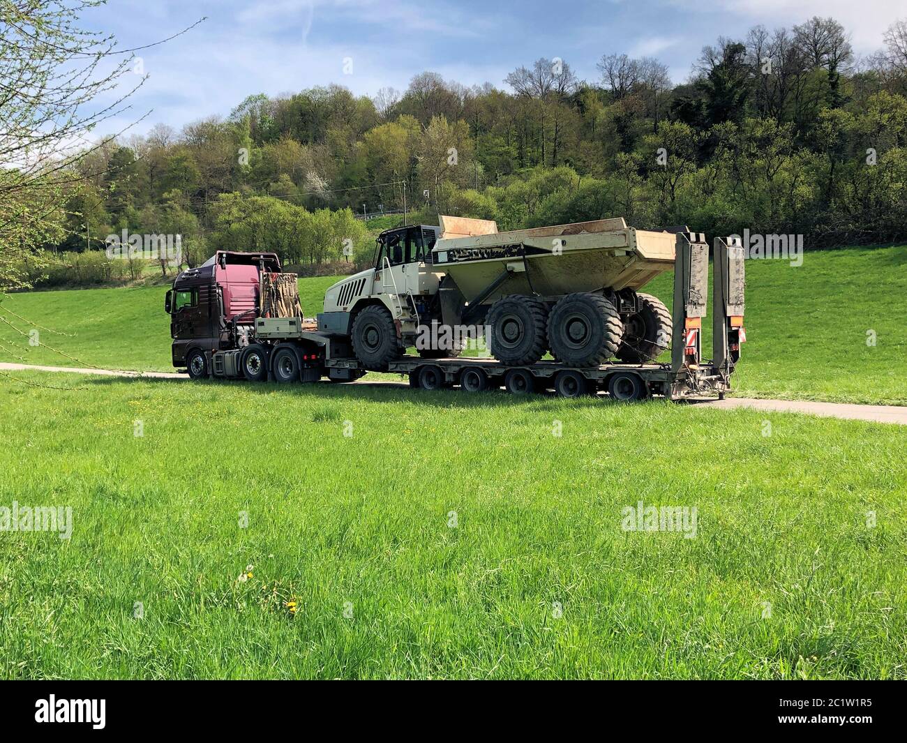 Consegna di un dumper grande con un caricatore basso Foto Stock