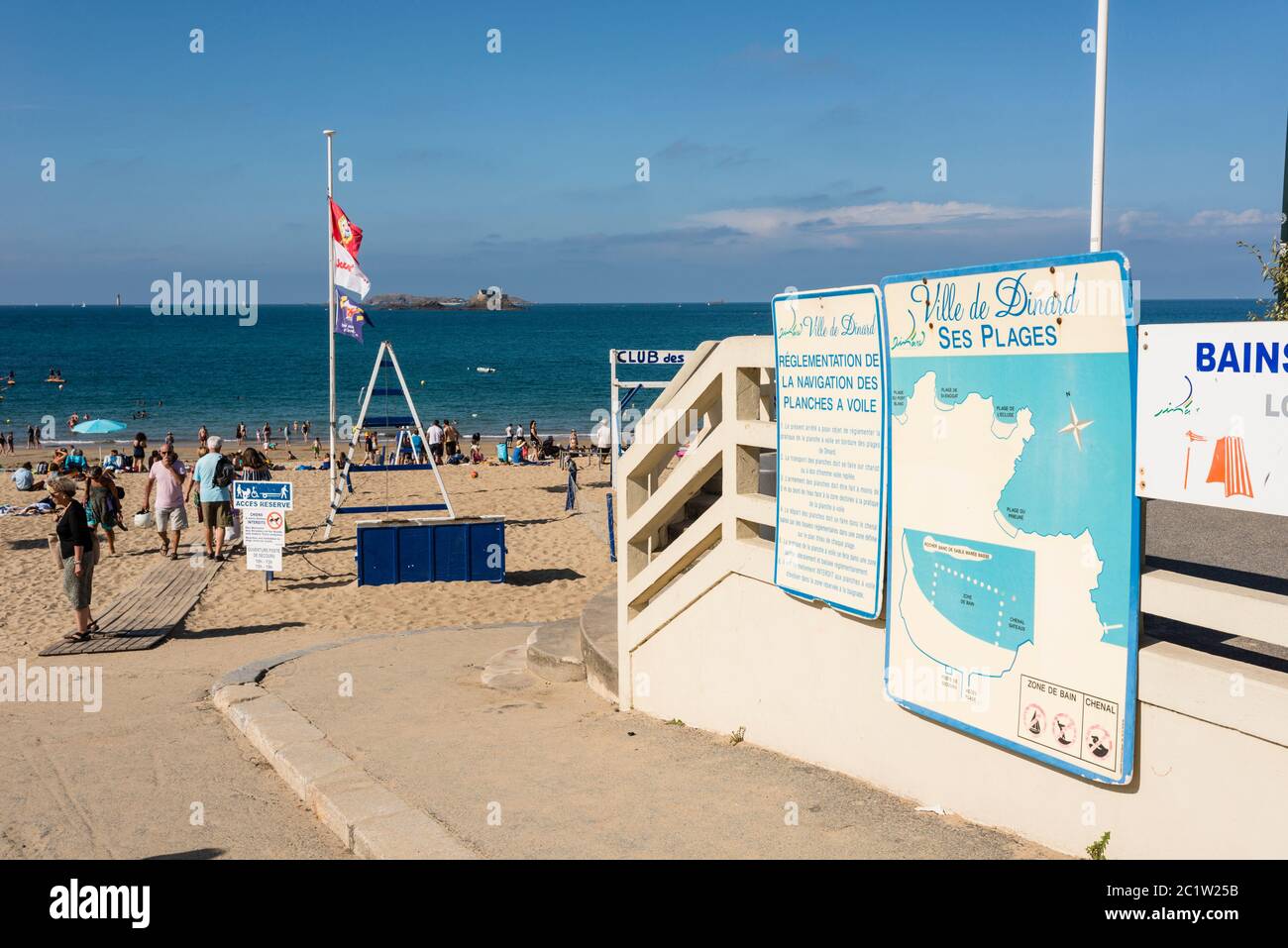 Persone sulla spiaggia di sabbia godendo estate, Dinard, Bretagna, Francia Foto Stock