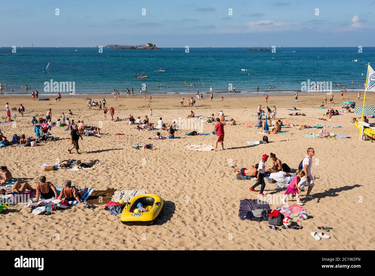 Persone sulla spiaggia di sabbia godendo estate, Dinard, Bretagna, Francia Foto Stock
