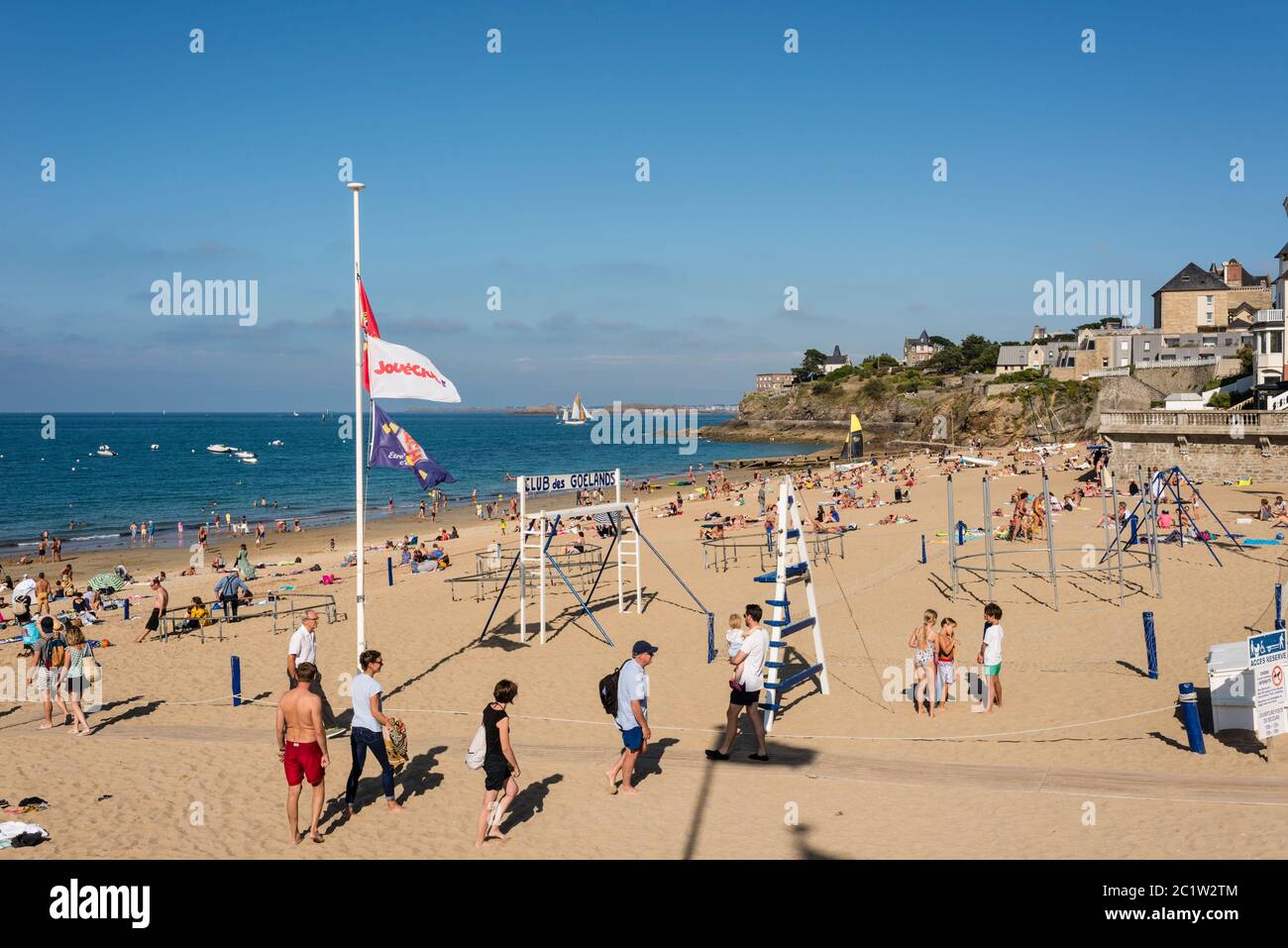 Persone sulla spiaggia di sabbia godendo estate, Dinard, Bretagna, Francia Foto Stock
