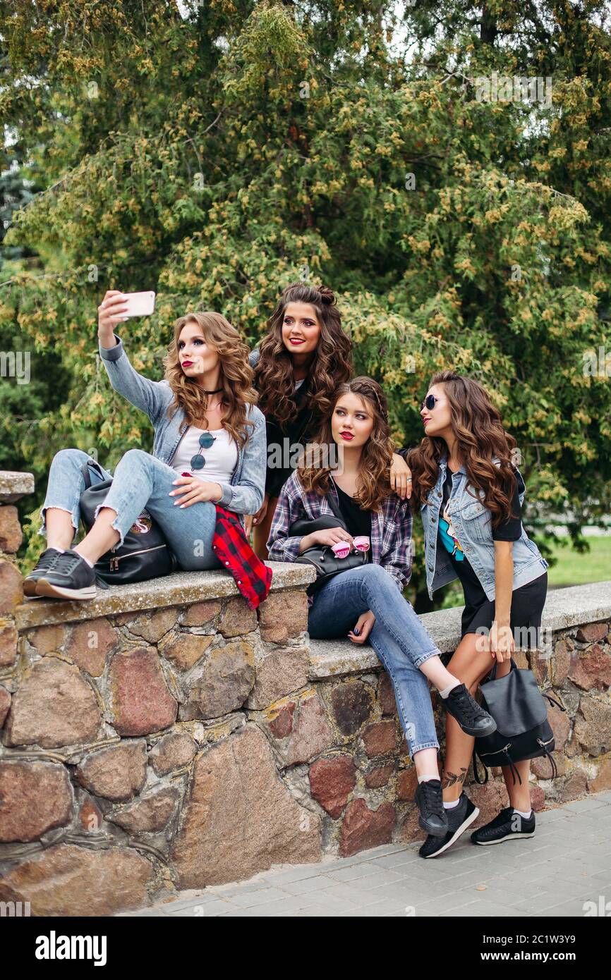 Moda donna con capelli tenendo selfie all'esterno. Foto Stock